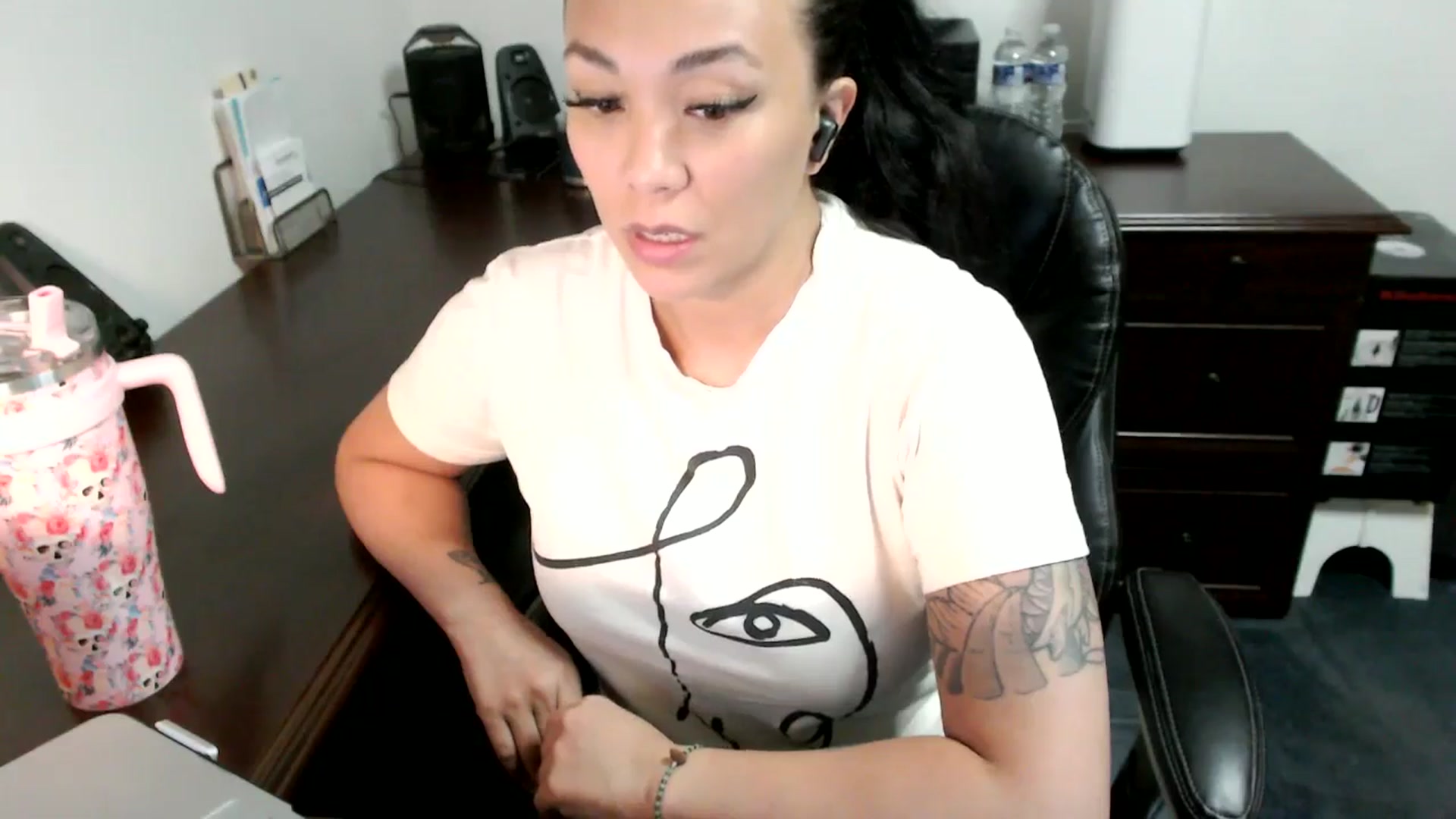 Gallery image thumbnail from MickaylaMoon's myfreecams stream on, 06/25/2024, 19:19 image 17 of 20