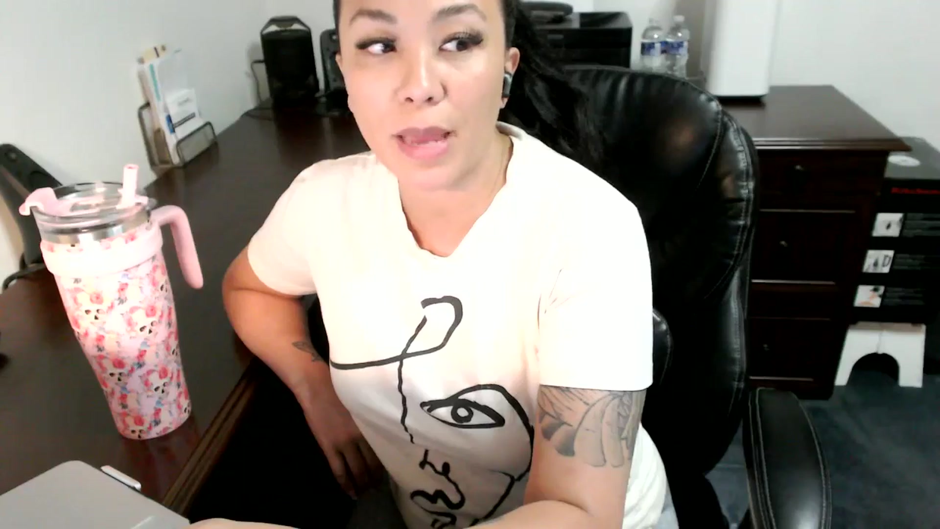 Gallery image thumbnail from MickaylaMoon's myfreecams stream on, 06/25/2024, 19:19 image 9 of 20