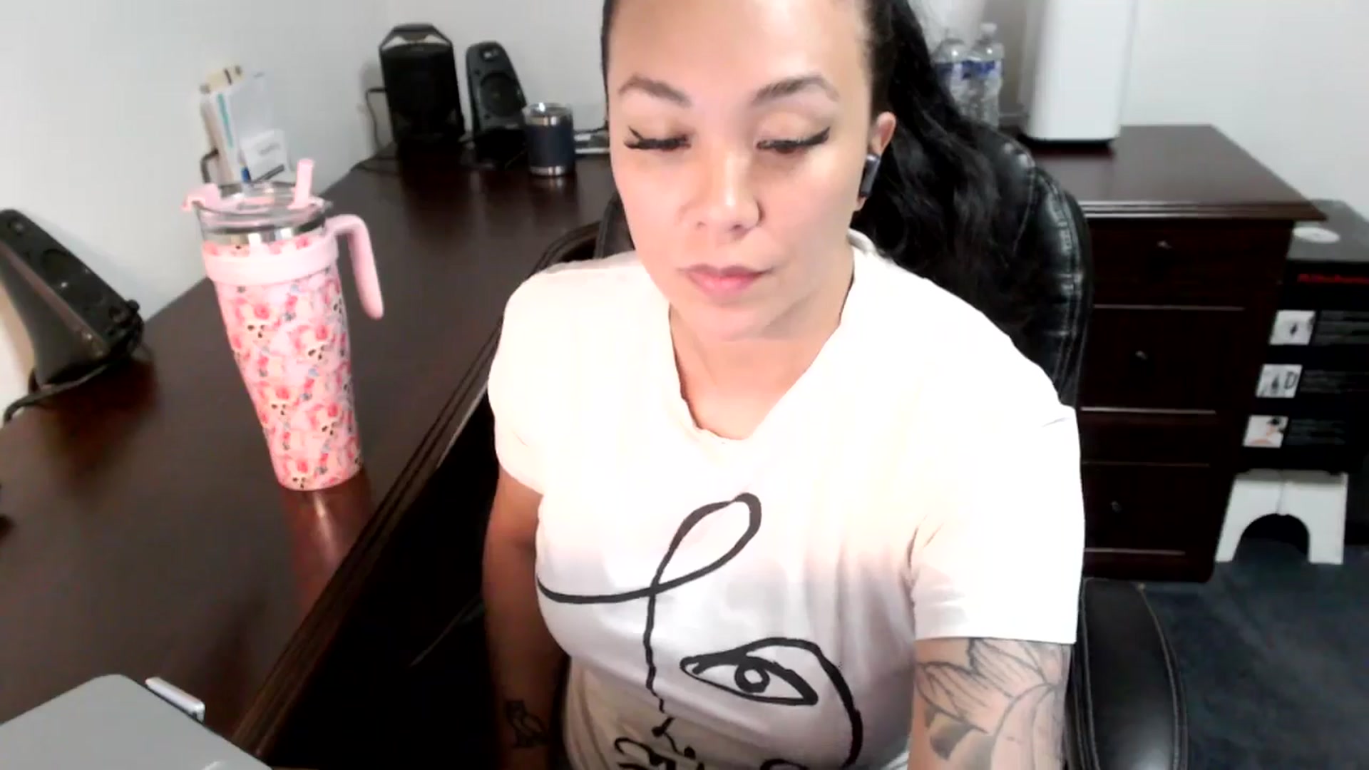 Gallery image thumbnail from MickaylaMoon's myfreecams stream on, 06/25/2024, 19:19 image 3 of 20