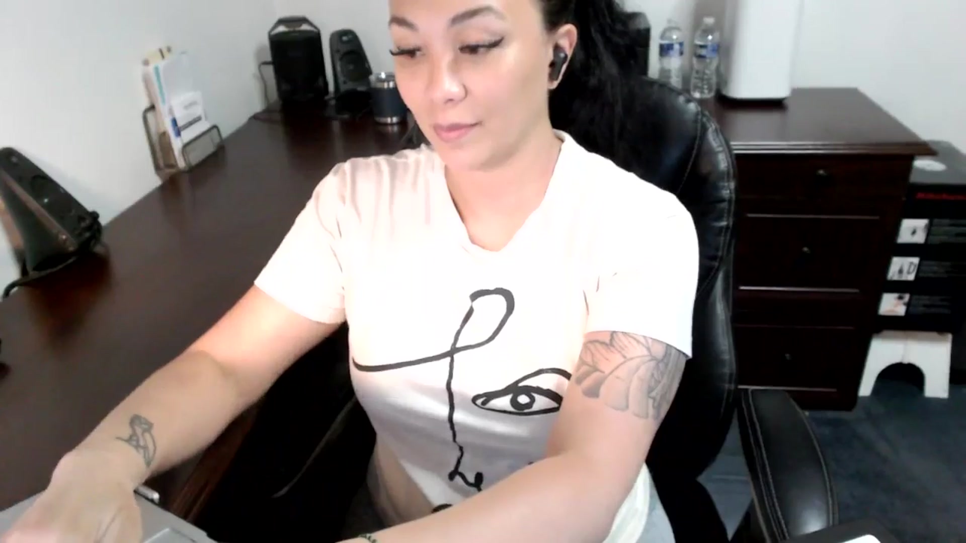 Gallery image thumbnail from MickaylaMoon's myfreecams stream on, 06/25/2024, 20:15 image 16 of 20