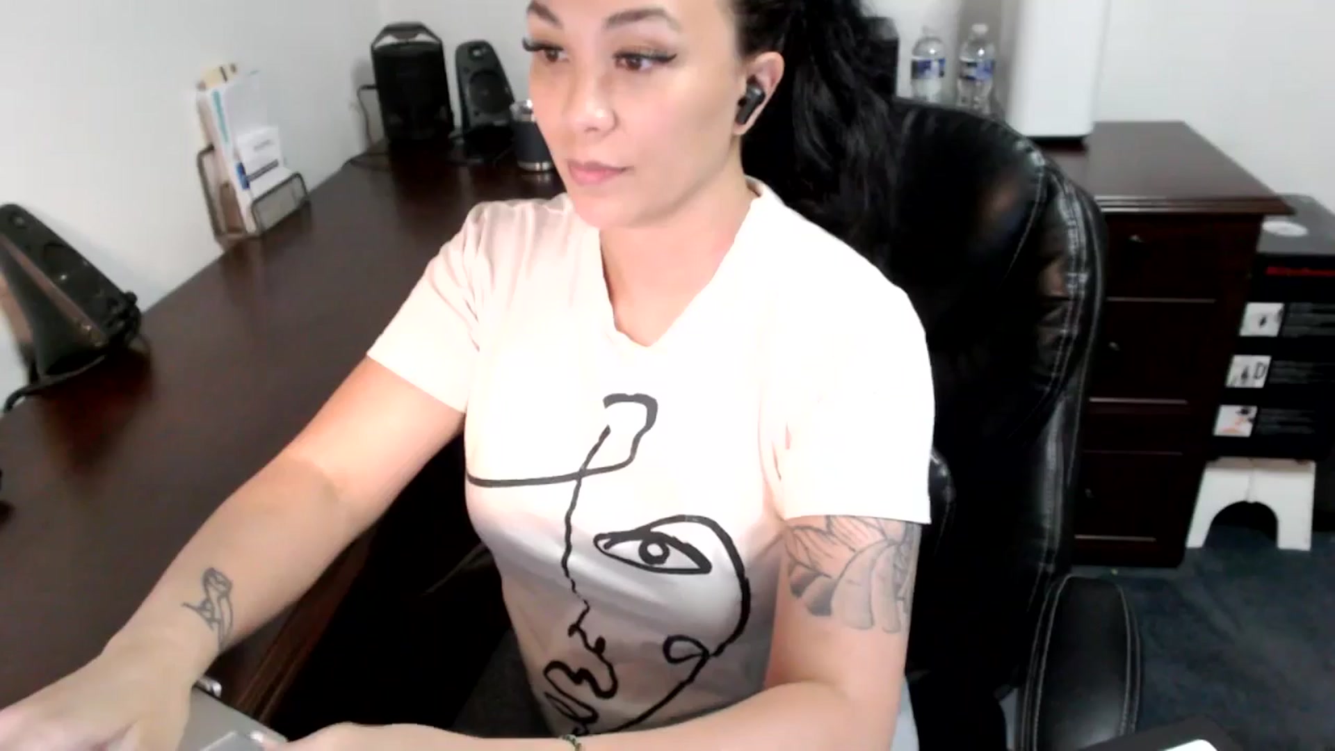 Gallery image thumbnail from MickaylaMoon's myfreecams stream on, 06/25/2024, 20:15 image 14 of 20