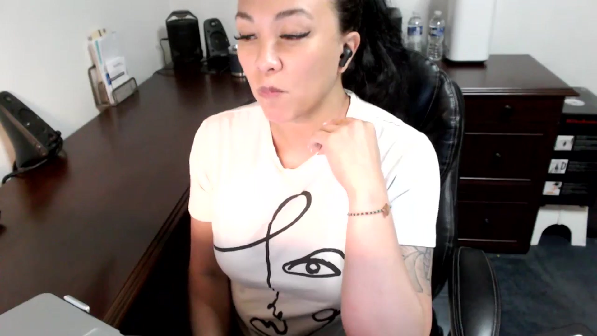 Gallery image thumbnail from MickaylaMoon's myfreecams stream on, 06/25/2024, 20:15 image 9 of 20