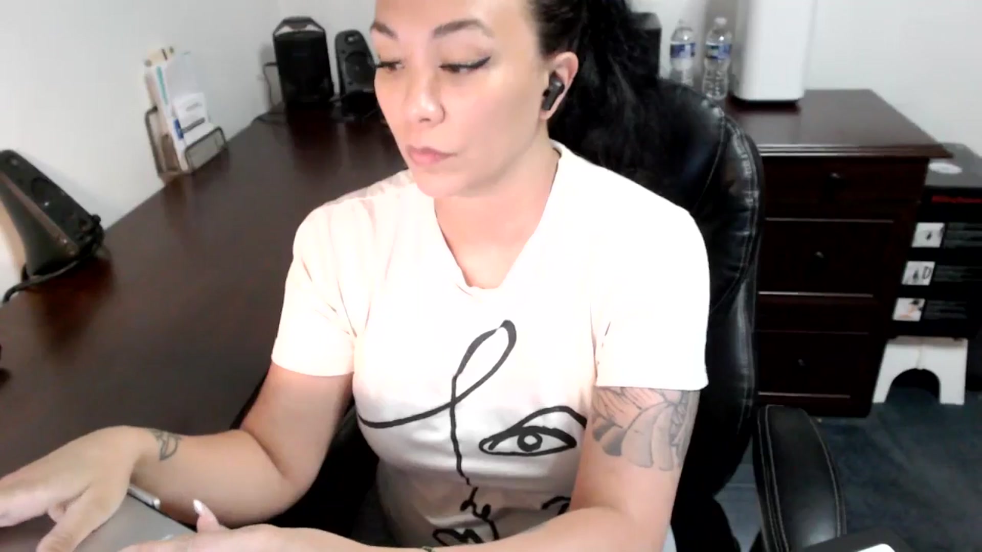Gallery image thumbnail from MickaylaMoon's myfreecams stream on, 06/25/2024, 20:15 image 17 of 20