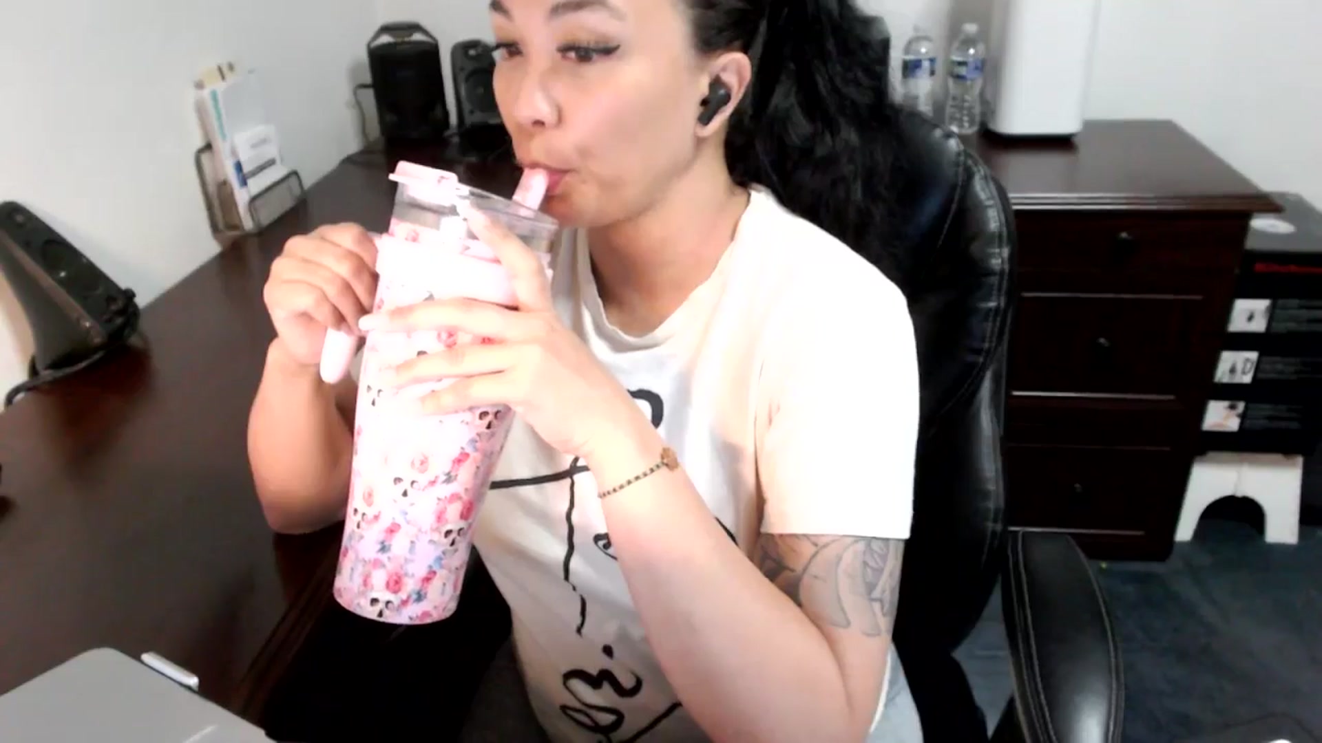 Gallery image thumbnail from MickaylaMoon's myfreecams stream on, 06/25/2024, 20:15 image 12 of 20