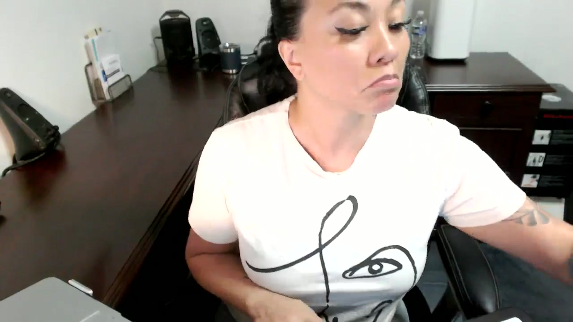 Gallery image thumbnail from MickaylaMoon's myfreecams stream on, 06/25/2024, 20:15 image 18 of 20