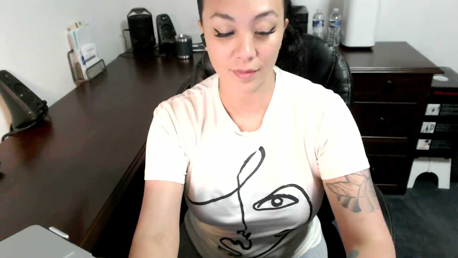Gallery image thumbnail from MickaylaMoon's myfreecams stream on, 06/25/2024, 20:15 image 2 of 20