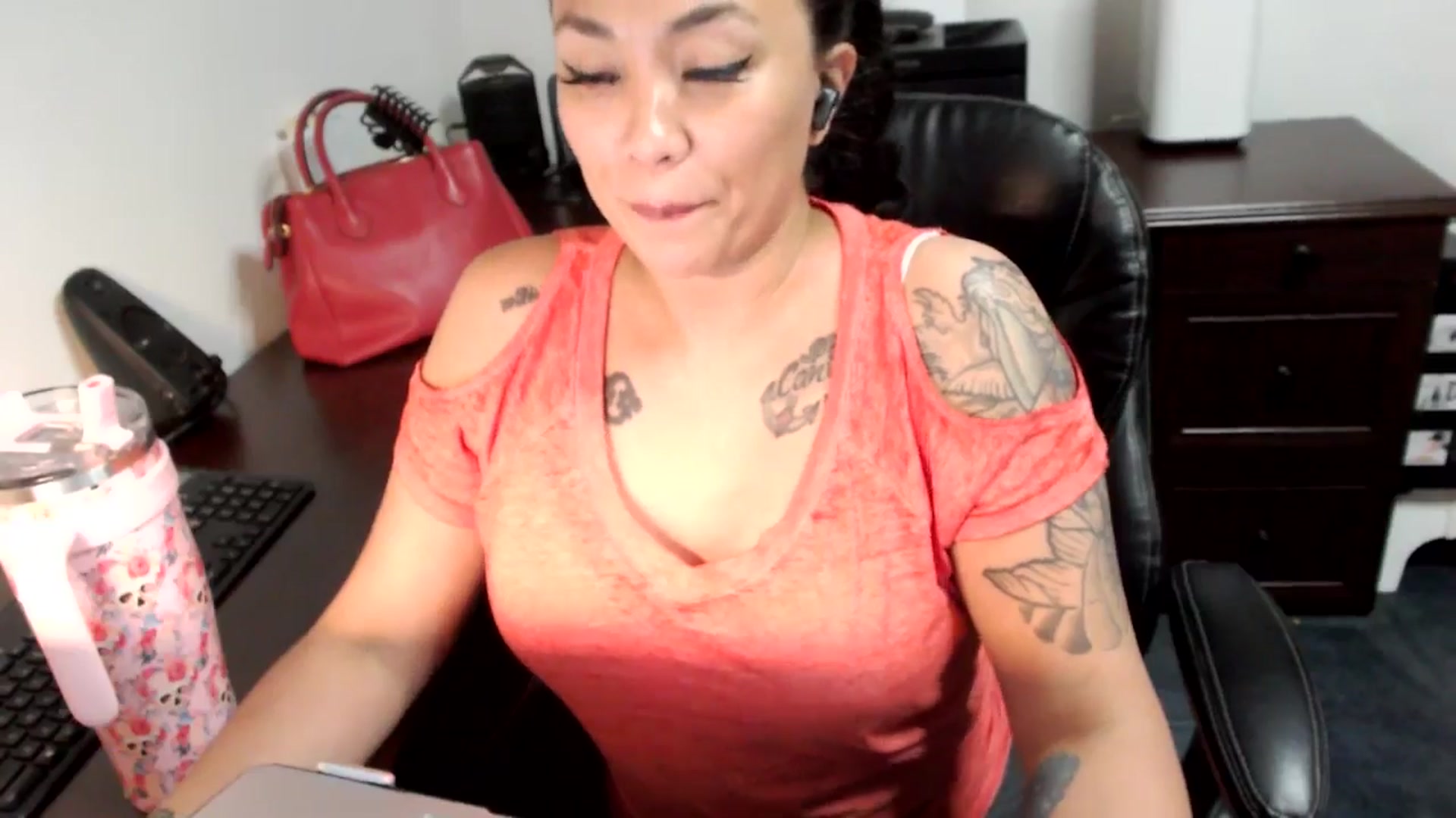 Gallery image thumbnail from MickaylaMoon's myfreecams stream on, 06/26/2024, 20:38 image 9 of 20
