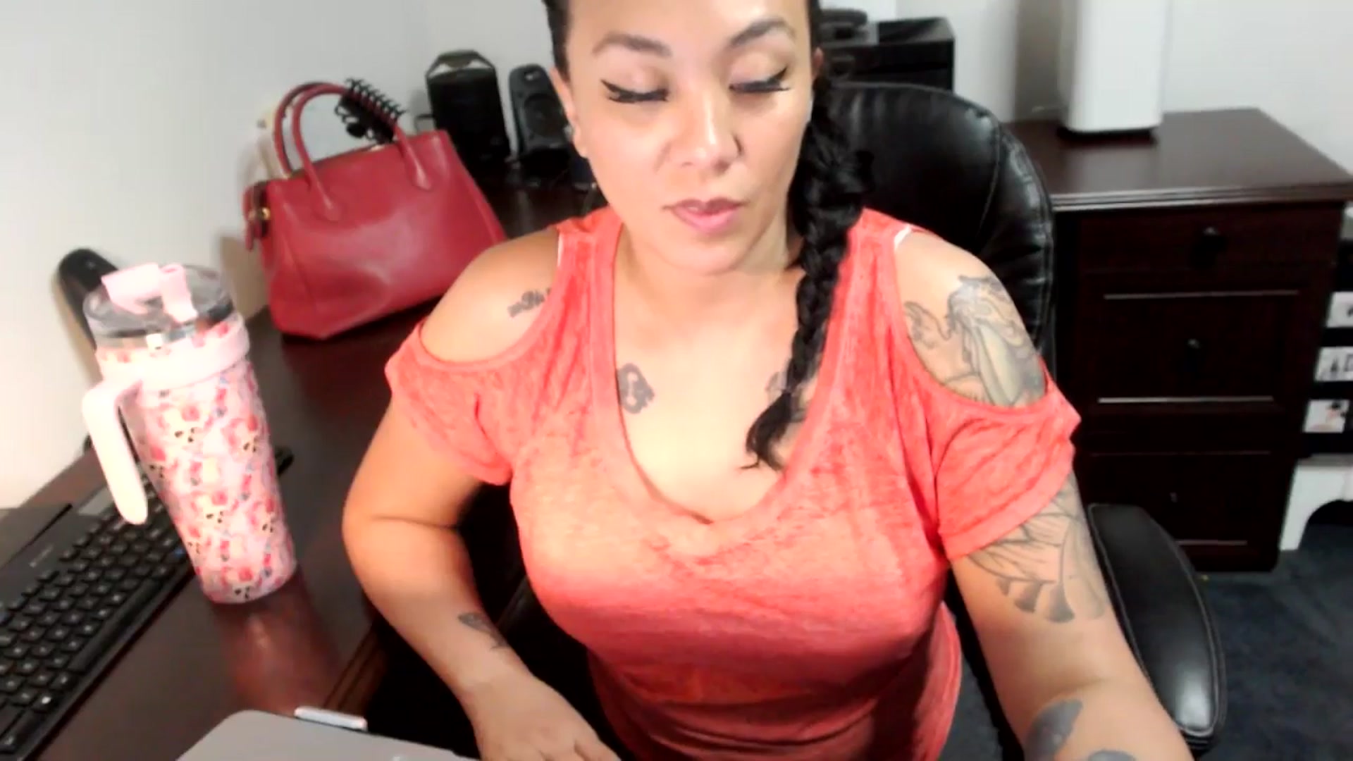 Gallery image thumbnail from MickaylaMoon's myfreecams stream on, 06/26/2024, 20:38 image 6 of 20