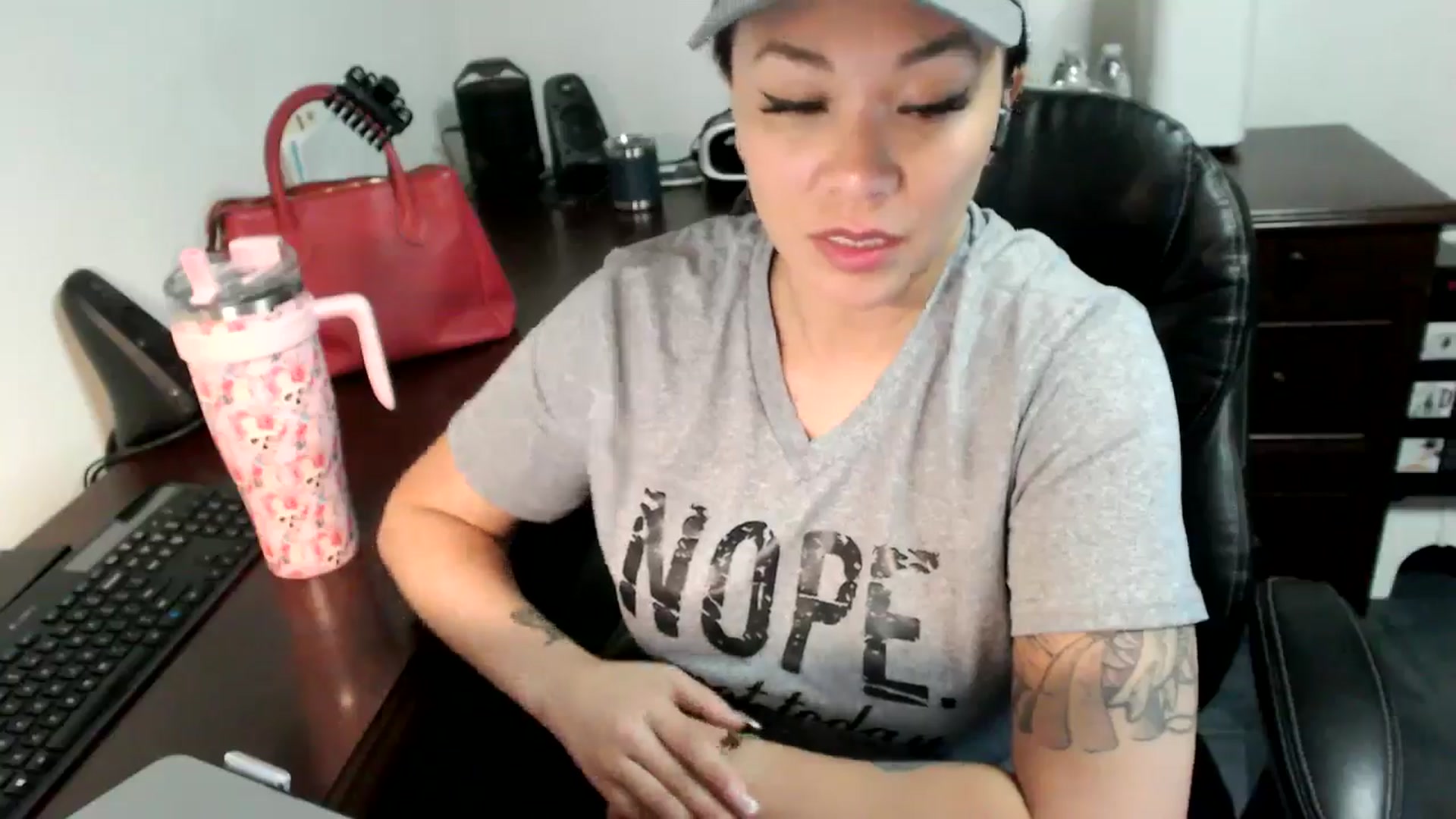 Gallery image thumbnail from MickaylaMoon's myfreecams stream on, 06/27/2024, 15:05 image 16 of 20