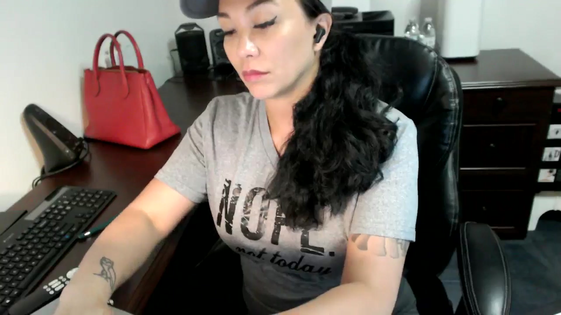 Gallery image thumbnail from MickaylaMoon's myfreecams stream on, 06/27/2024, 18:02 image 7 of 20