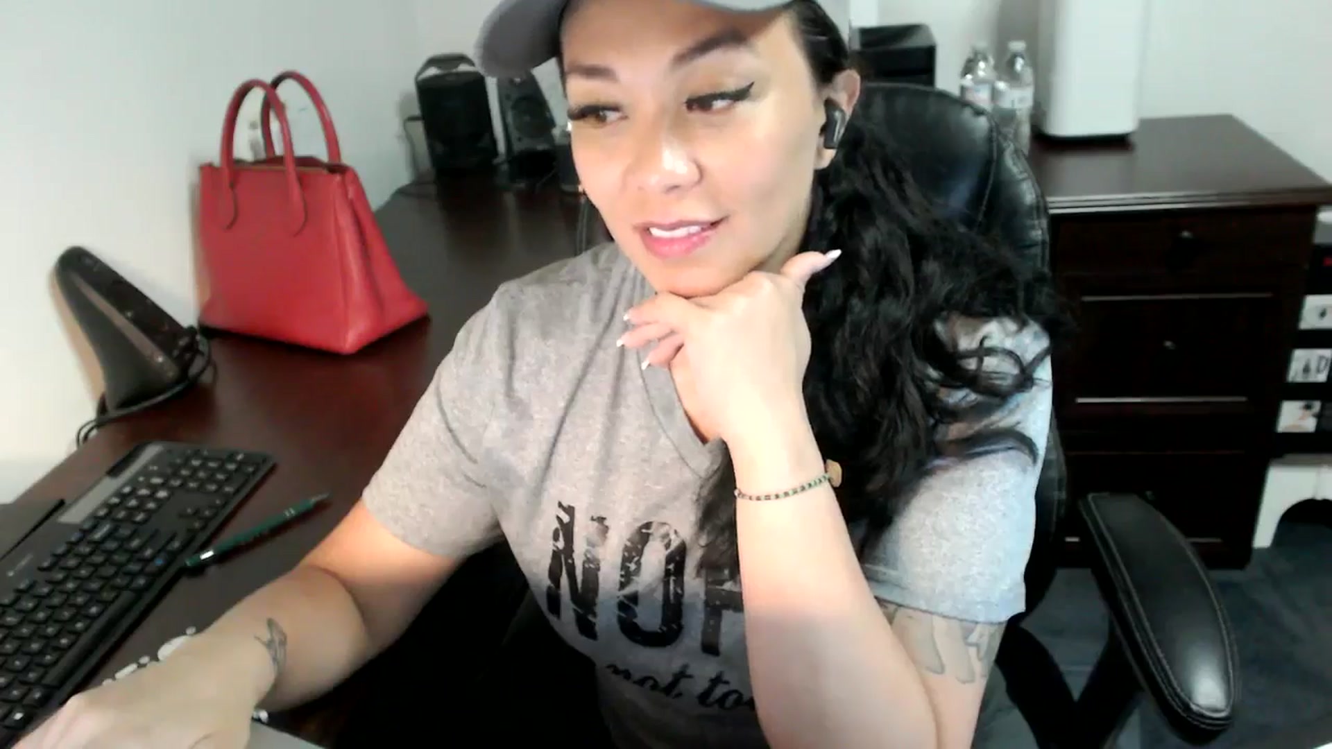Gallery image thumbnail from MickaylaMoon's myfreecams stream on, 06/27/2024, 18:02 image 6 of 20