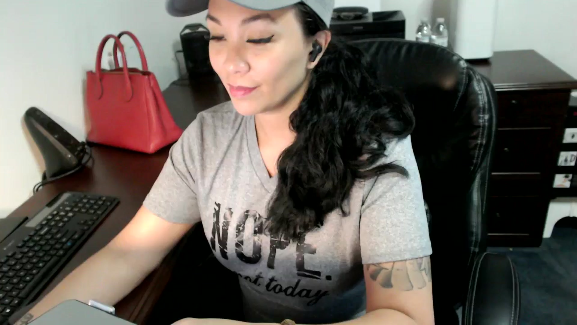 Gallery image thumbnail from MickaylaMoon's myfreecams stream on, 06/27/2024, 18:02 image 4 of 20