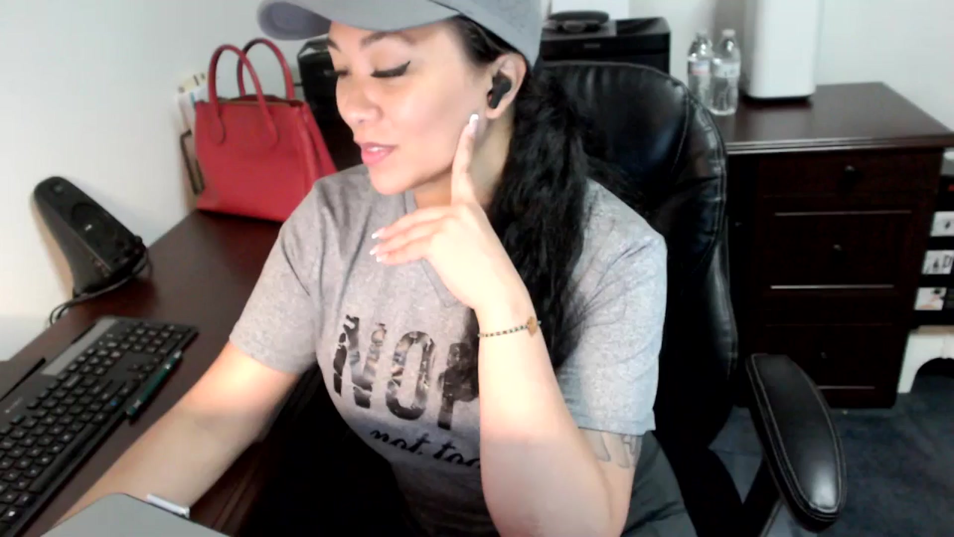 Gallery image thumbnail from MickaylaMoon's myfreecams stream on, 06/27/2024, 20:23 image 9 of 20