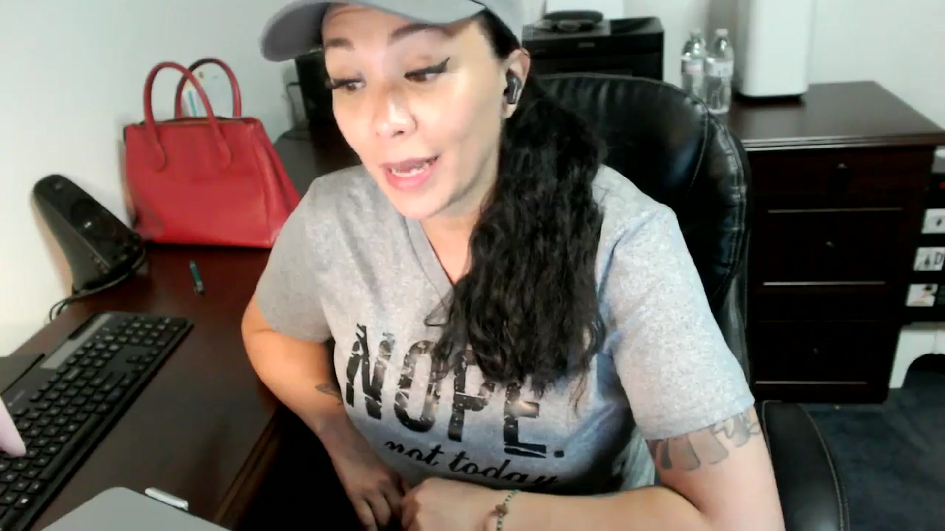 Gallery image thumbnail from MickaylaMoon's myfreecams stream on, 06/27/2024, 20:23 image 16 of 20