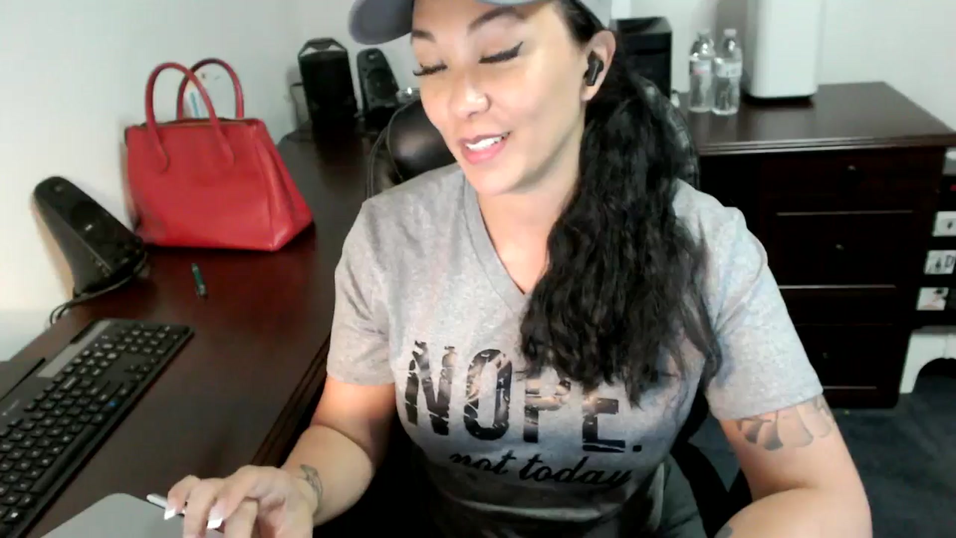 Gallery image thumbnail from MickaylaMoon's myfreecams stream on, 06/27/2024, 20:23 image 14 of 20