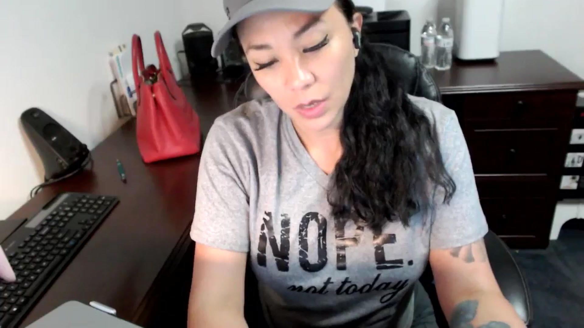 Gallery image thumbnail from MickaylaMoon's myfreecams stream on, 06/27/2024, 20:23 image 17 of 20