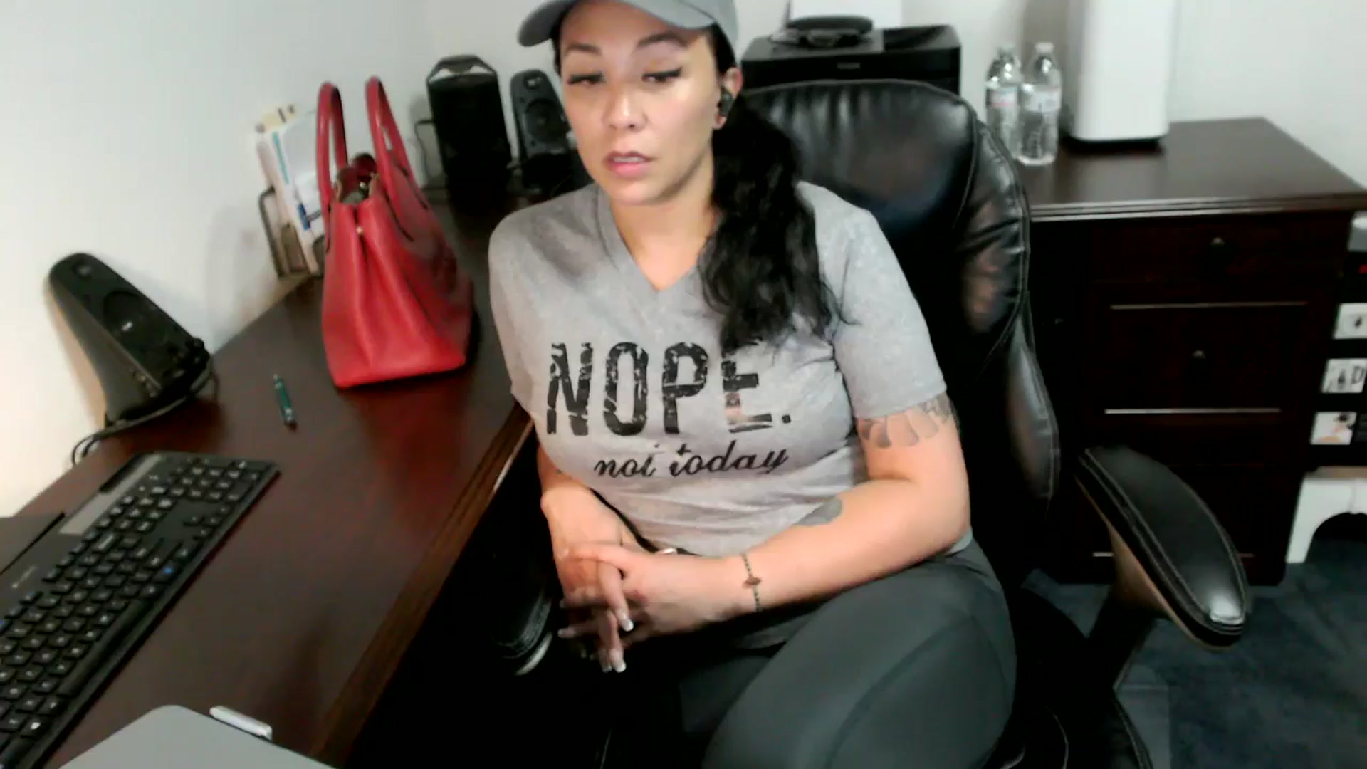 Gallery image thumbnail from MickaylaMoon's myfreecams stream on, 06/27/2024, 20:23 image 19 of 20