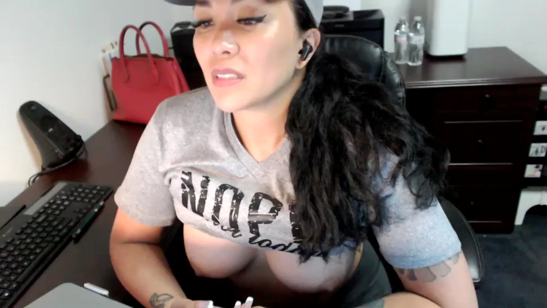 Gallery image thumbnail from MickaylaMoon's myfreecams stream on, 06/27/2024, 20:23 image 10 of 20
