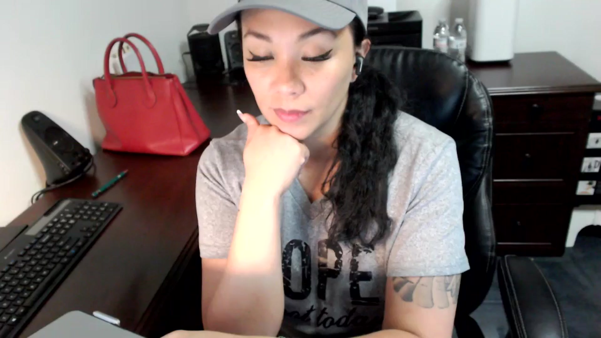 Gallery image thumbnail from MickaylaMoon's myfreecams stream on, 06/27/2024, 20:38 image 5 of 20