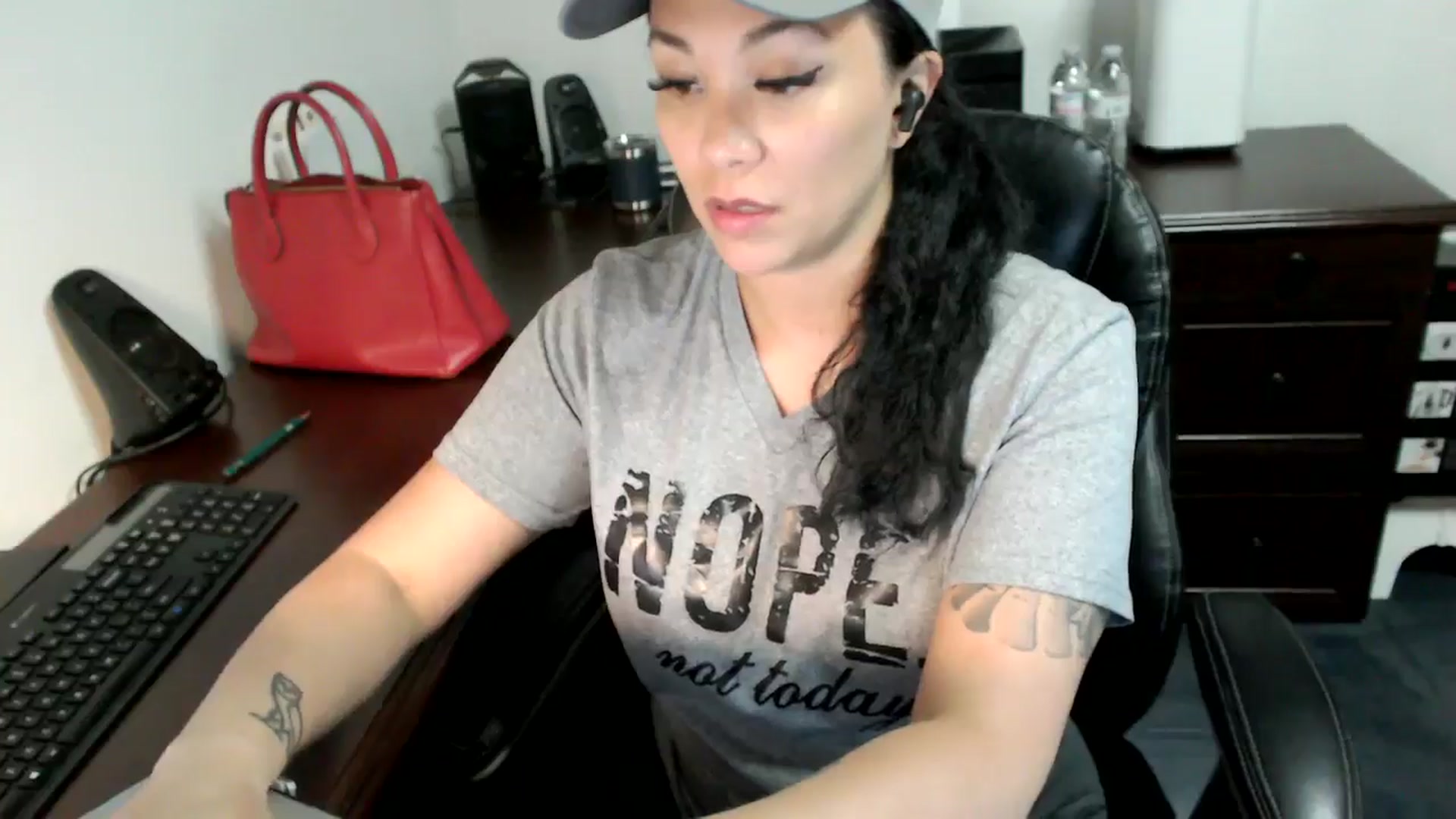Gallery image thumbnail from MickaylaMoon's myfreecams stream on, 06/27/2024, 20:38 image 3 of 20
