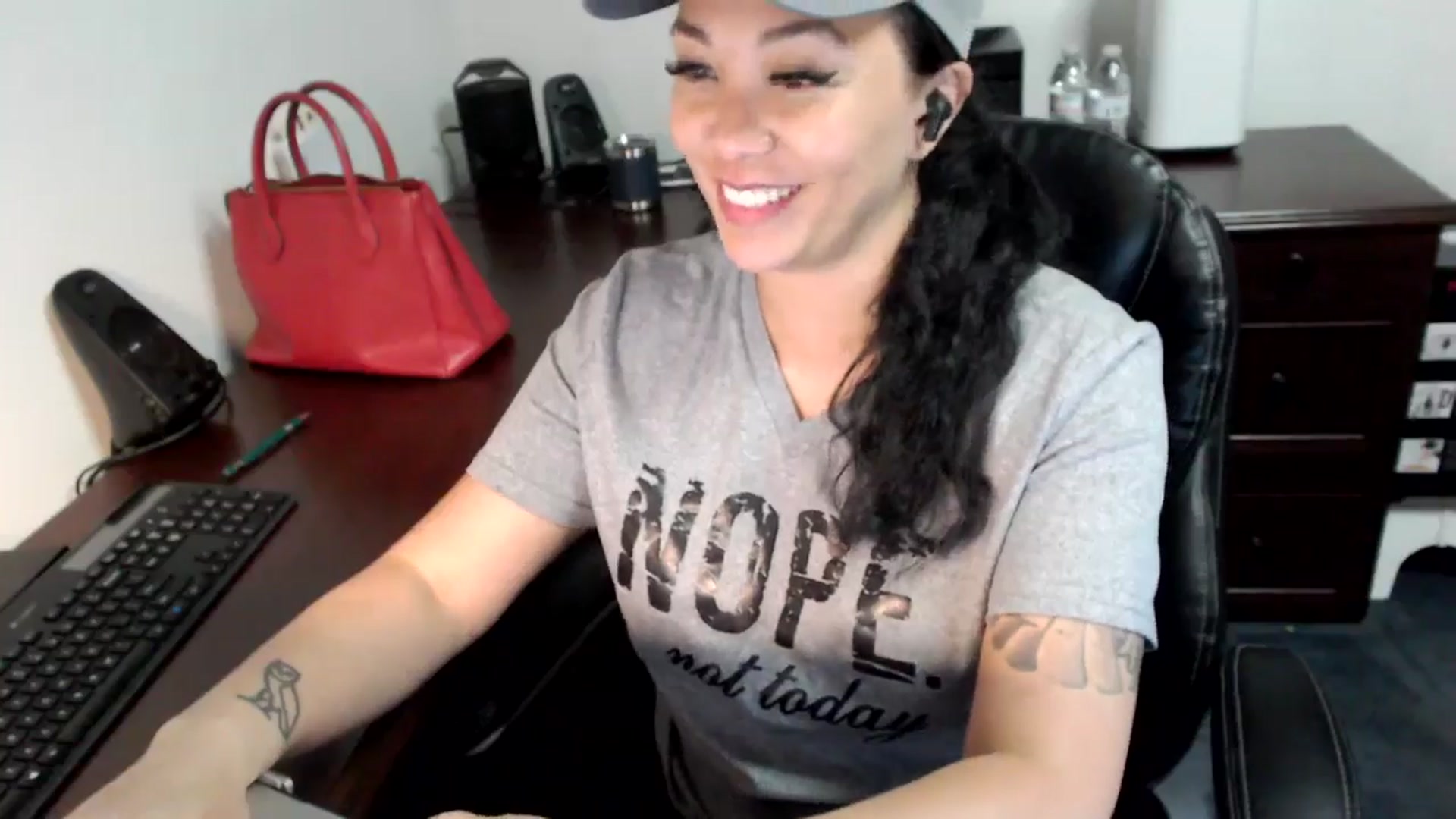 Gallery image thumbnail from MickaylaMoon's myfreecams stream on, 06/27/2024, 20:38 image 7 of 20