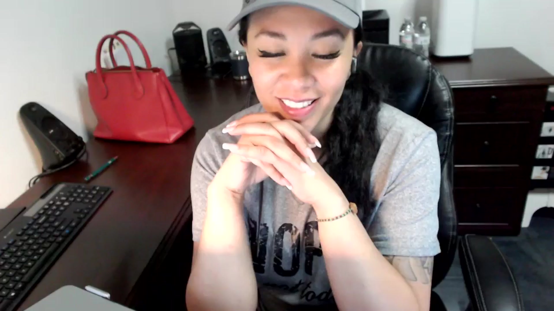Gallery image thumbnail from MickaylaMoon's myfreecams stream on, 06/27/2024, 20:38 image 4 of 20