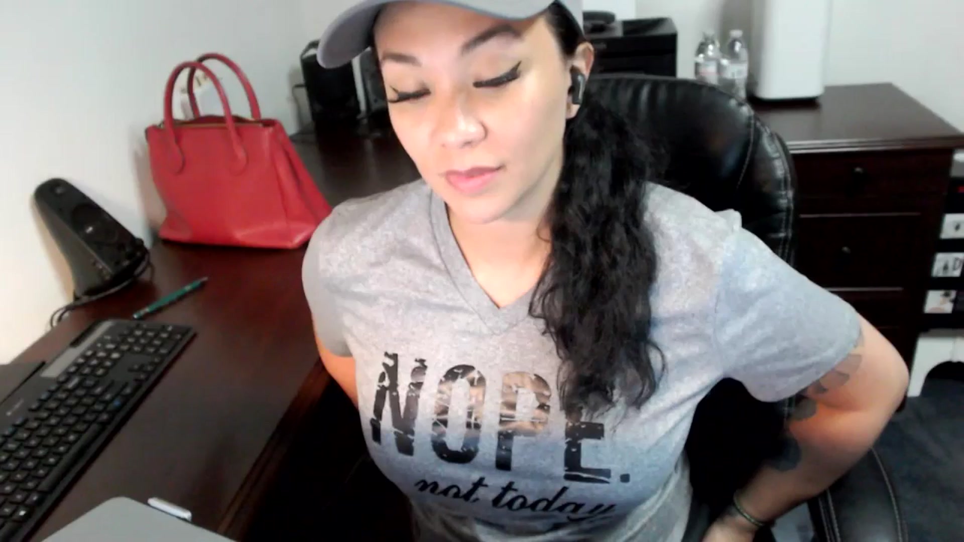 Gallery image thumbnail from MickaylaMoon's myfreecams stream on, 06/27/2024, 20:38 image 14 of 20