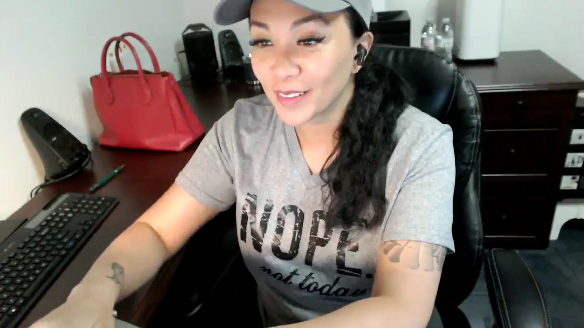 Gallery image thumbnail from MickaylaMoon's myfreecams stream on, 06/27/2024, 20:38 image 6 of 20