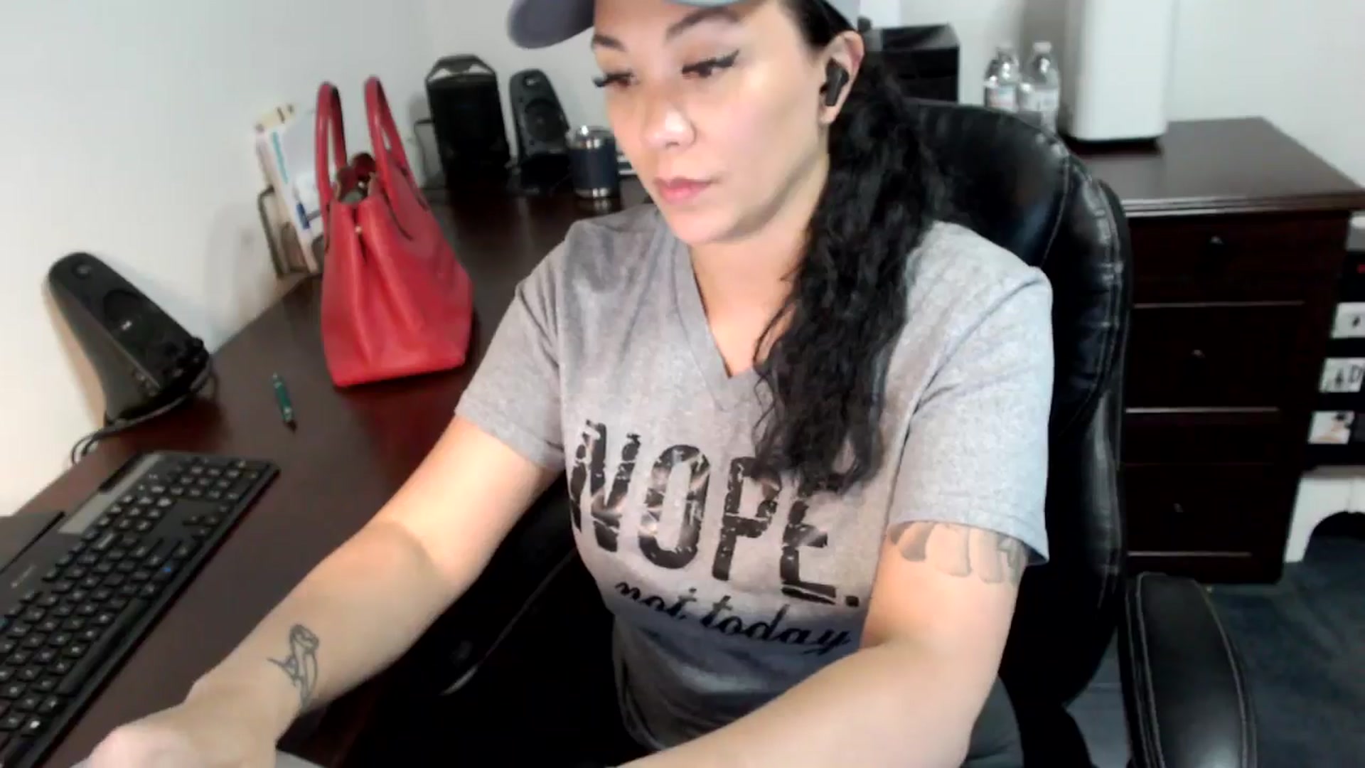 Gallery image thumbnail from MickaylaMoon's myfreecams stream on, 06/27/2024, 20:38 image 2 of 20
