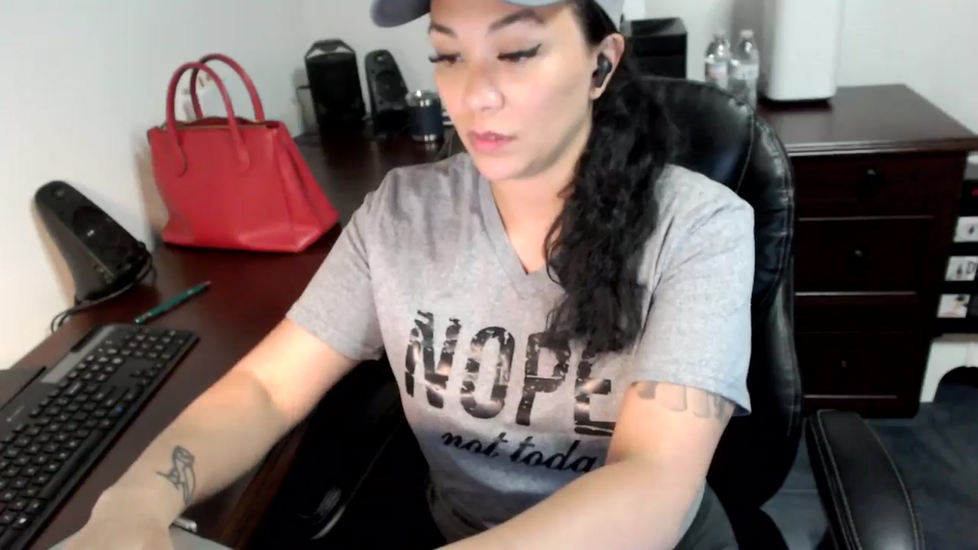 Gallery image thumbnail from MickaylaMoon's myfreecams stream on, 06/27/2024, 20:38 image 13 of 20