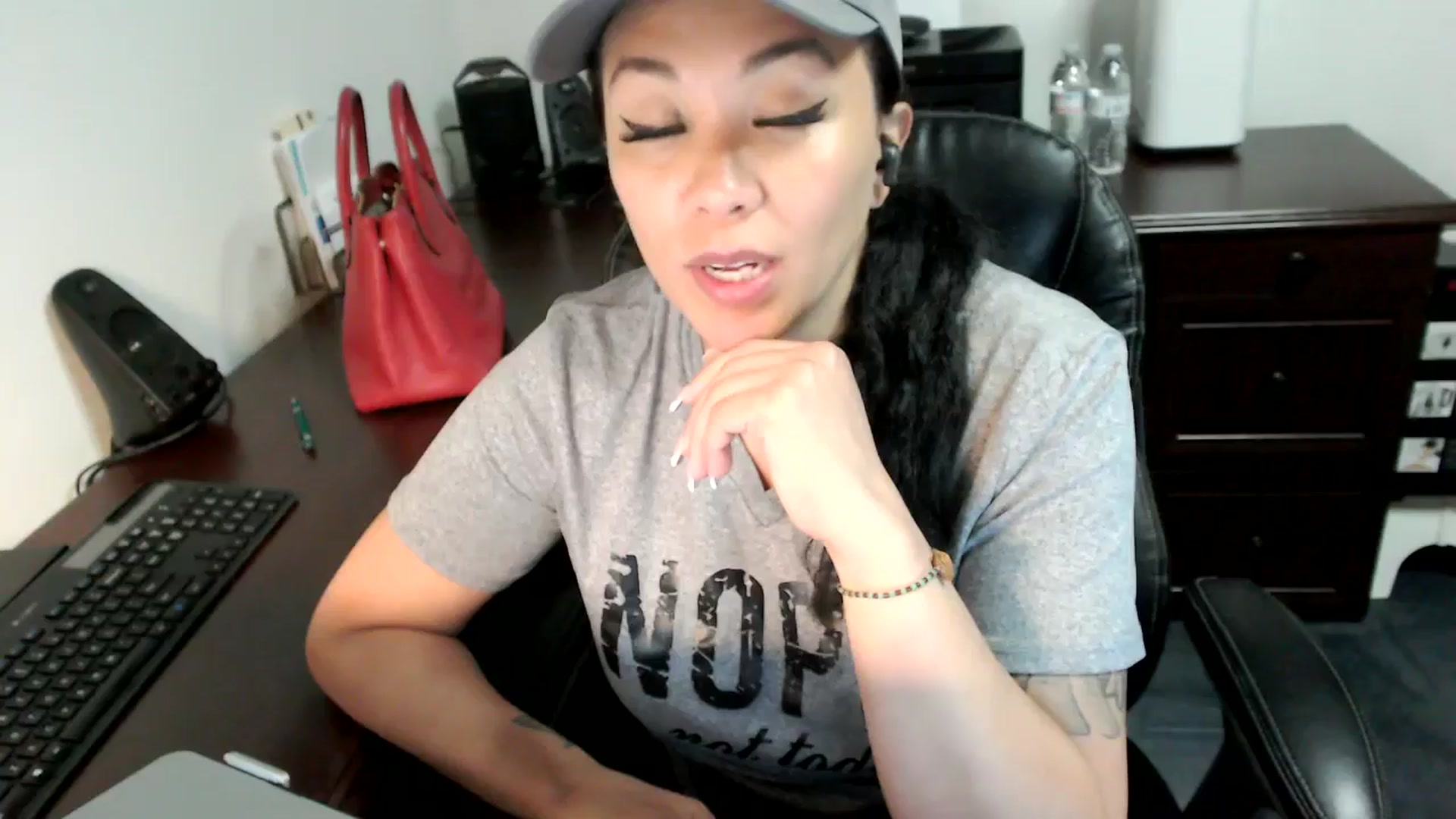 Gallery image thumbnail from MickaylaMoon's myfreecams stream on, 06/27/2024, 20:38 image 1 of 20