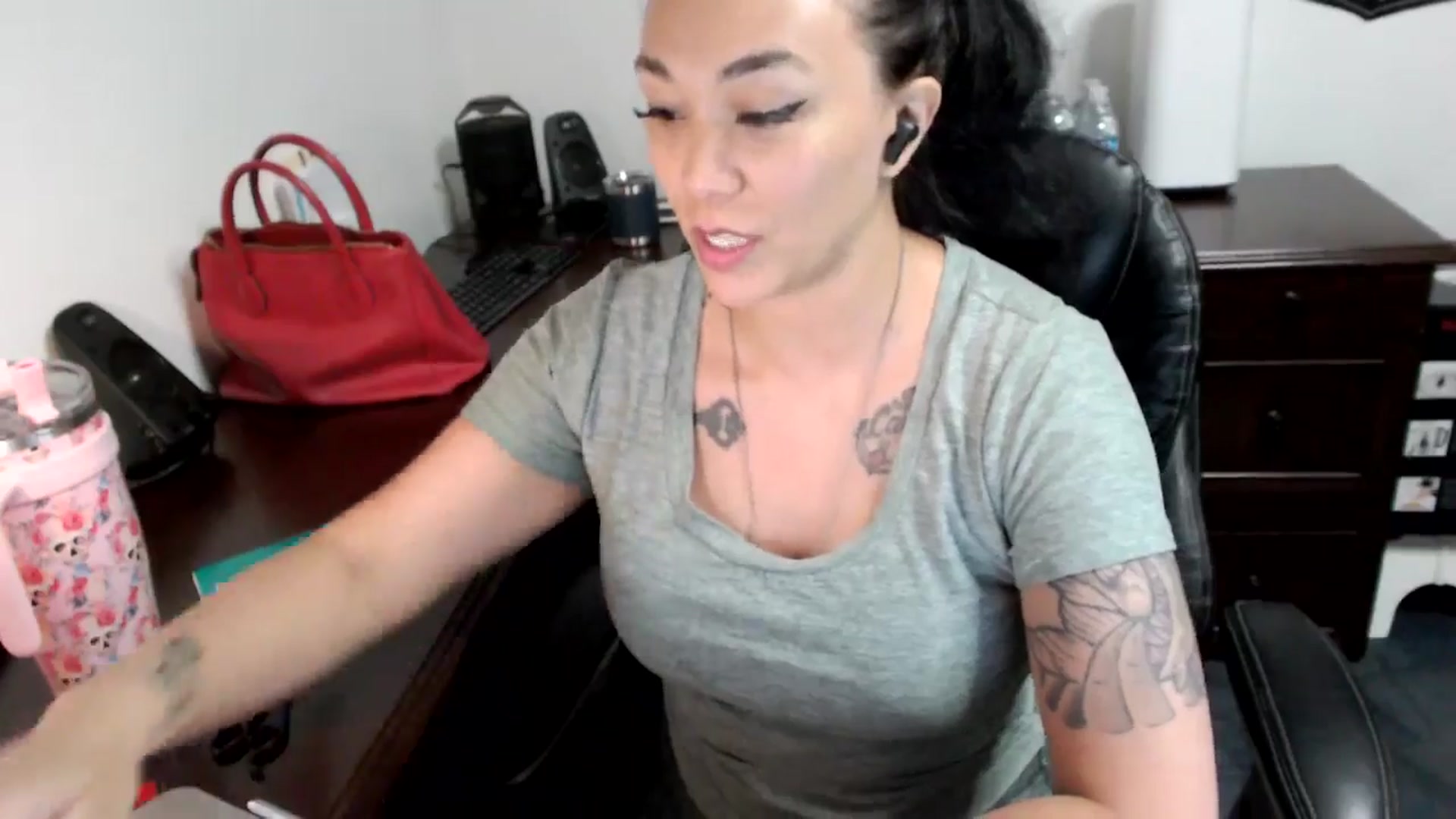 Gallery image thumbnail from MickaylaMoon's myfreecams stream on, 06/28/2024, 17:05 image 20 of 20