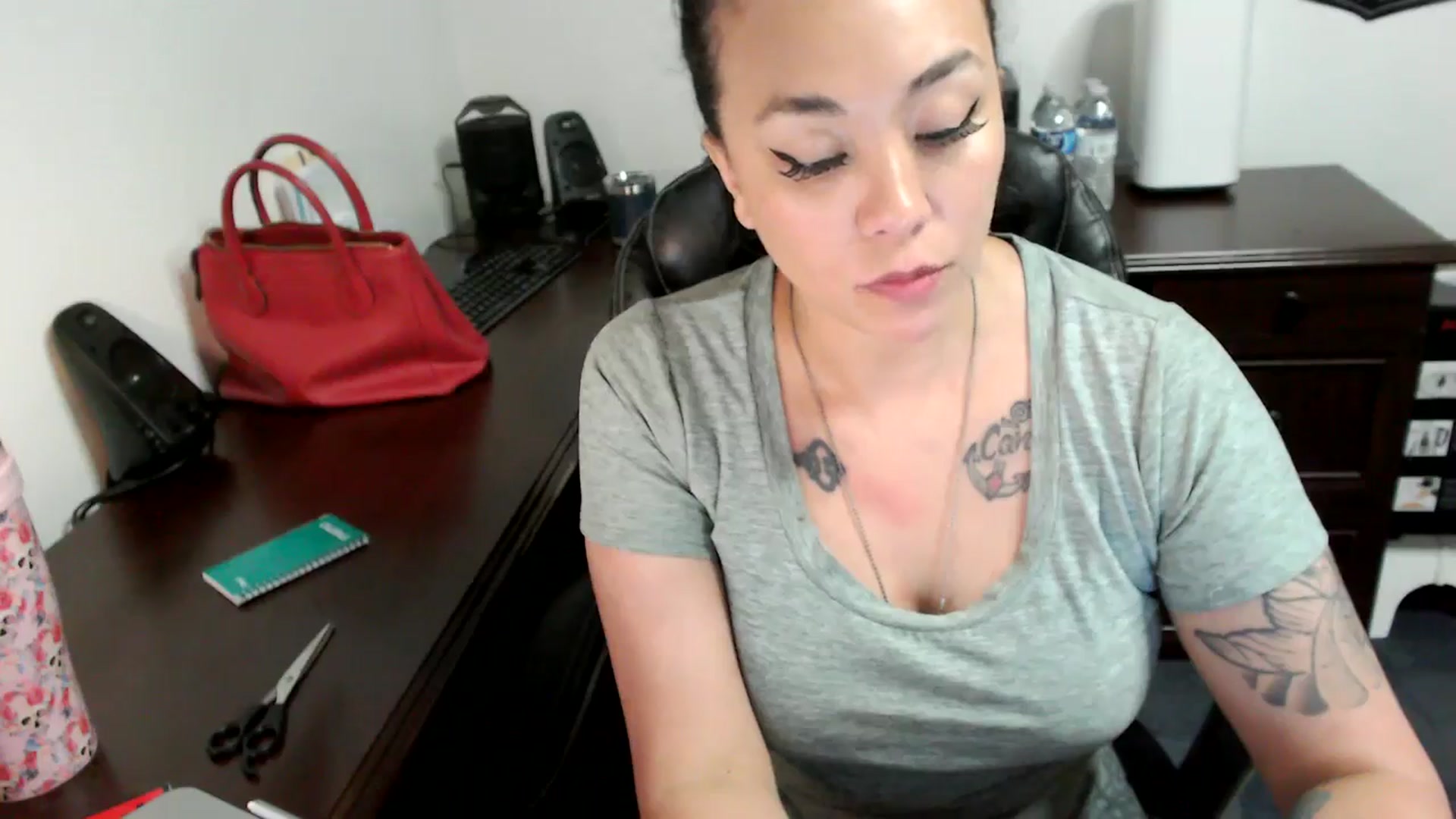 Gallery image thumbnail from MickaylaMoon's myfreecams stream on, 06/28/2024, 17:35 image 6 of 20