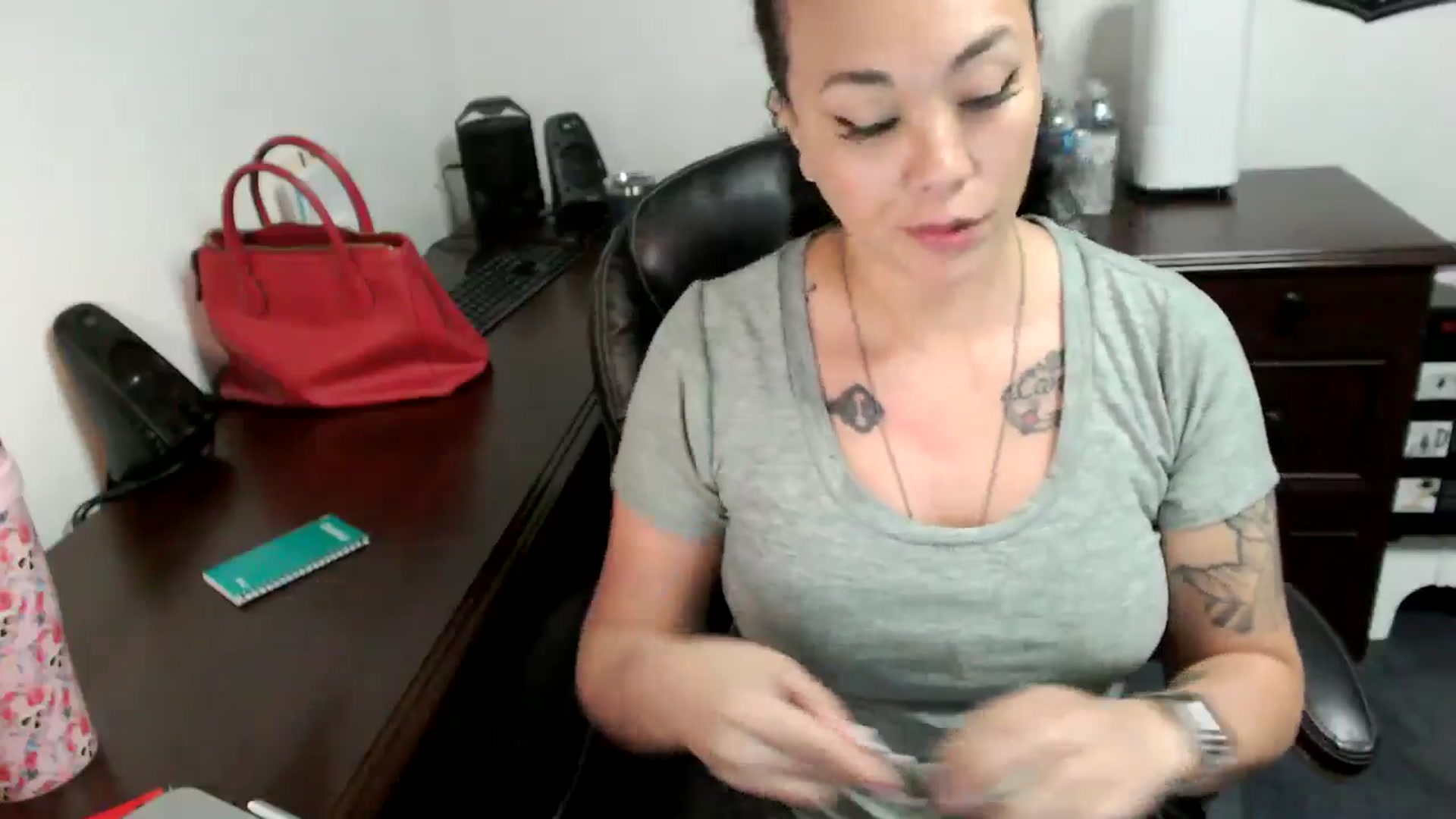 Gallery image thumbnail from MickaylaMoon's myfreecams stream on, 06/28/2024, 17:35 image 7 of 20