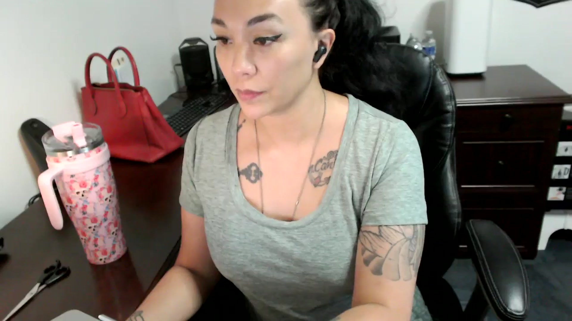 Gallery image thumbnail from MickaylaMoon's myfreecams stream on, 06/28/2024, 20:11 image 16 of 20