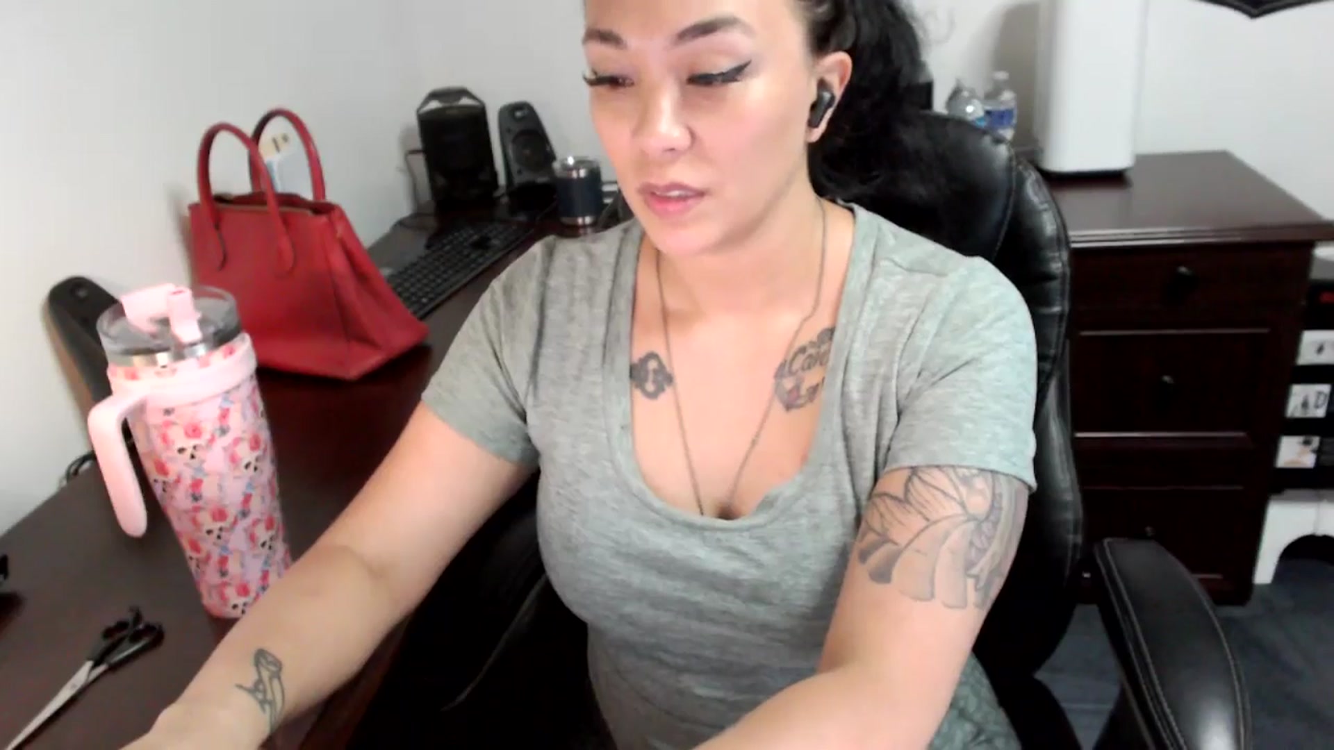 Gallery image thumbnail from MickaylaMoon's myfreecams stream on, 06/28/2024, 20:11 image 15 of 20
