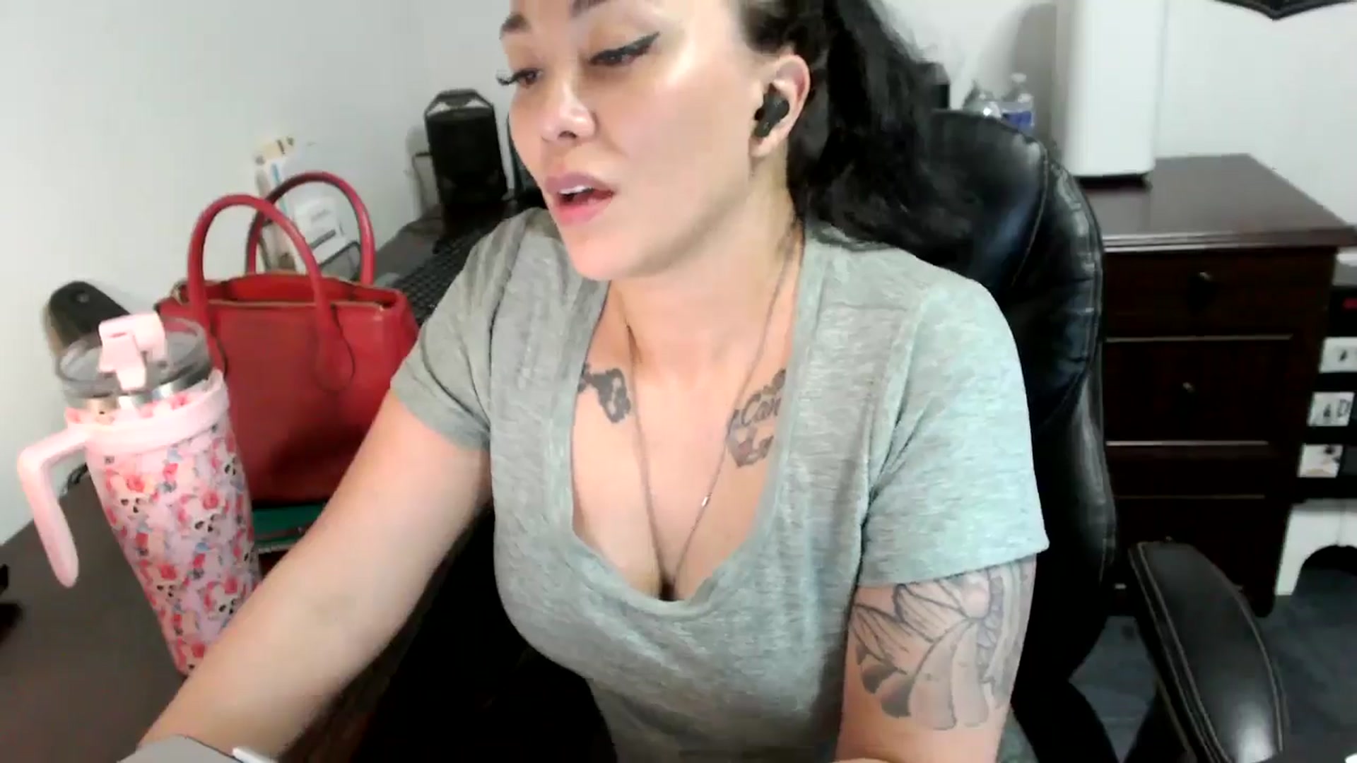 Gallery image thumbnail from MickaylaMoon's myfreecams stream on, 06/28/2024, 20:11 image 20 of 20