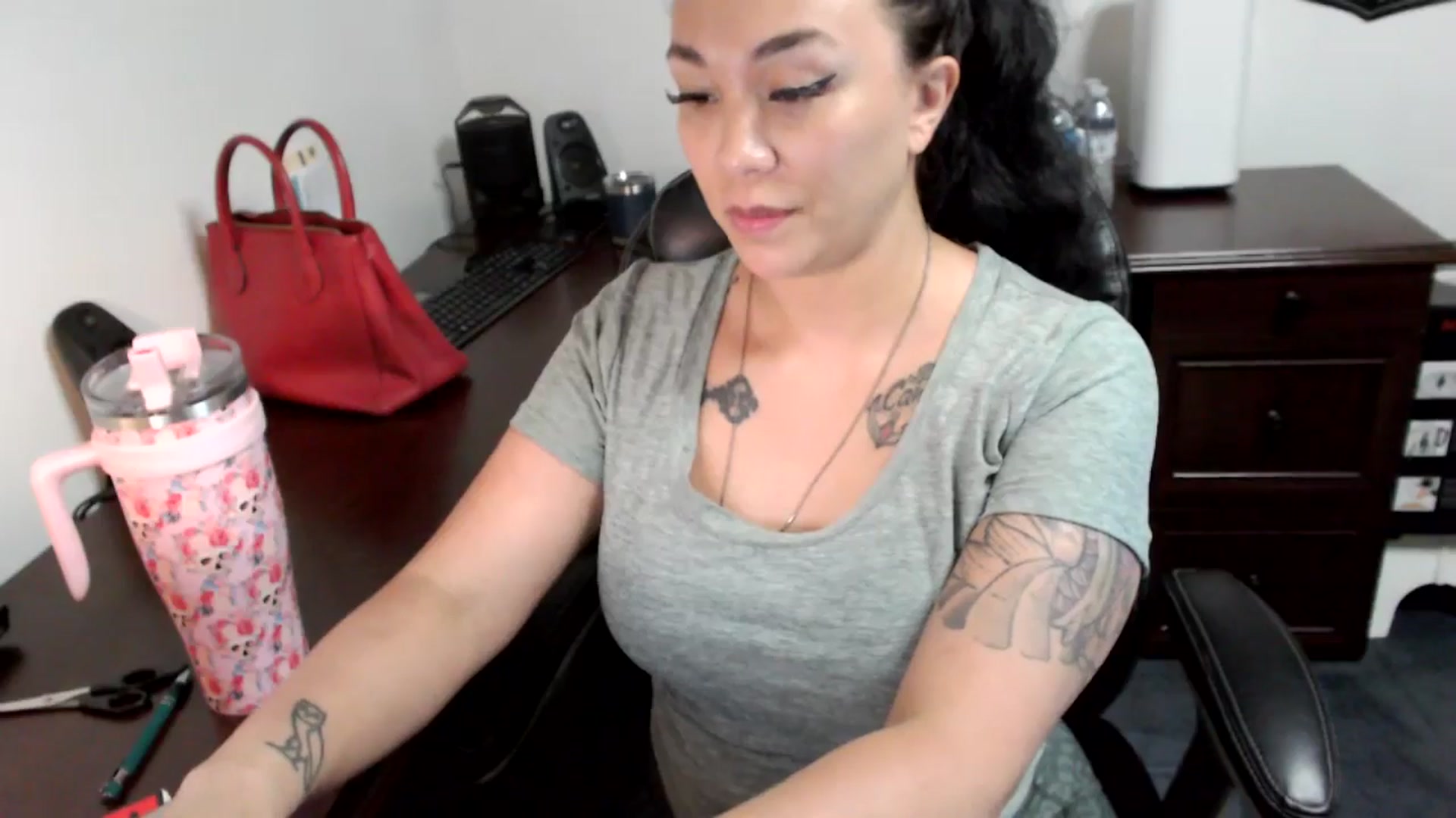Gallery image thumbnail from MickaylaMoon's myfreecams stream on, 06/28/2024, 20:11 image 7 of 20