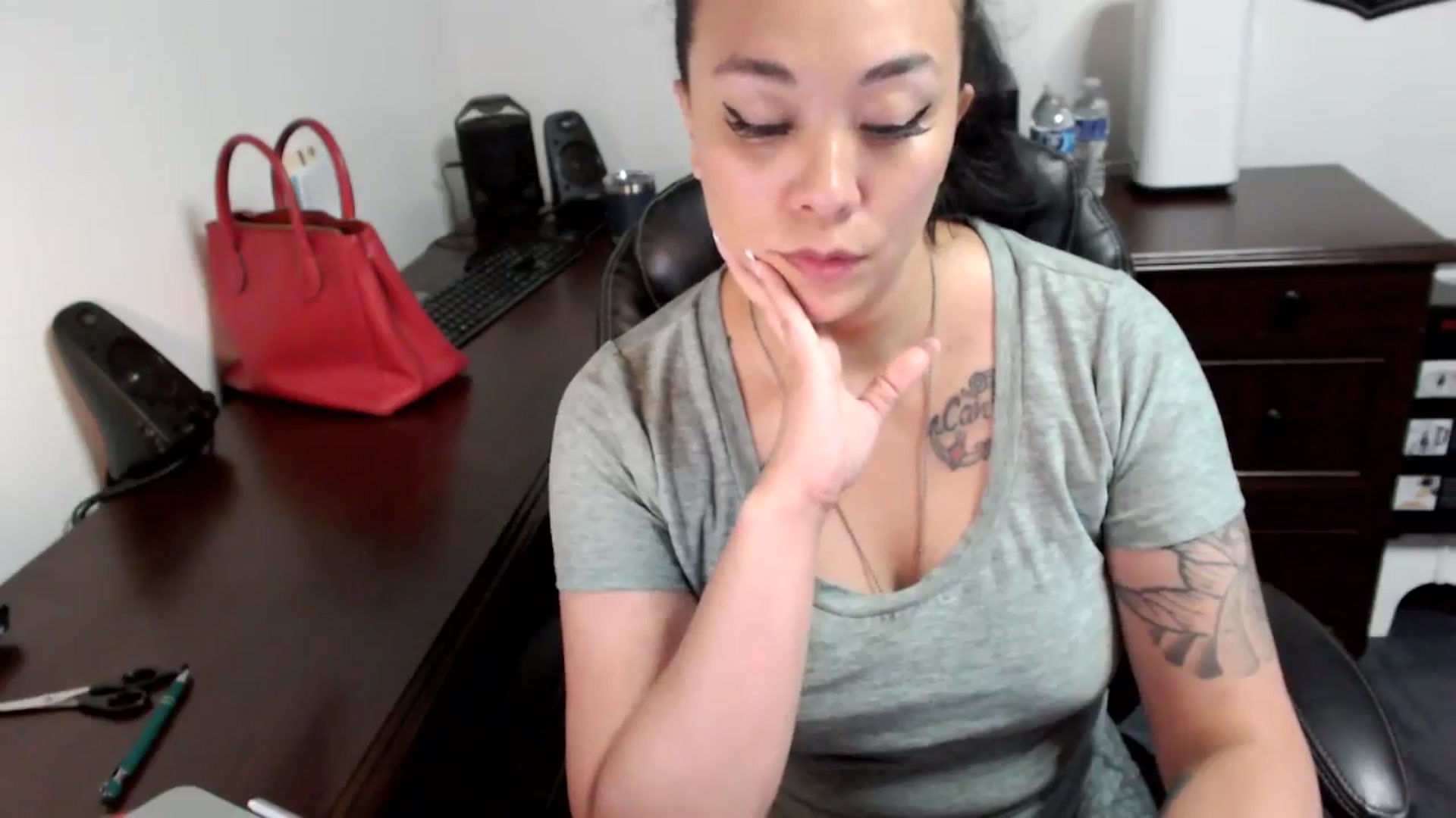 Gallery image thumbnail from MickaylaMoon's myfreecams stream on, 06/28/2024, 20:11 image 12 of 20