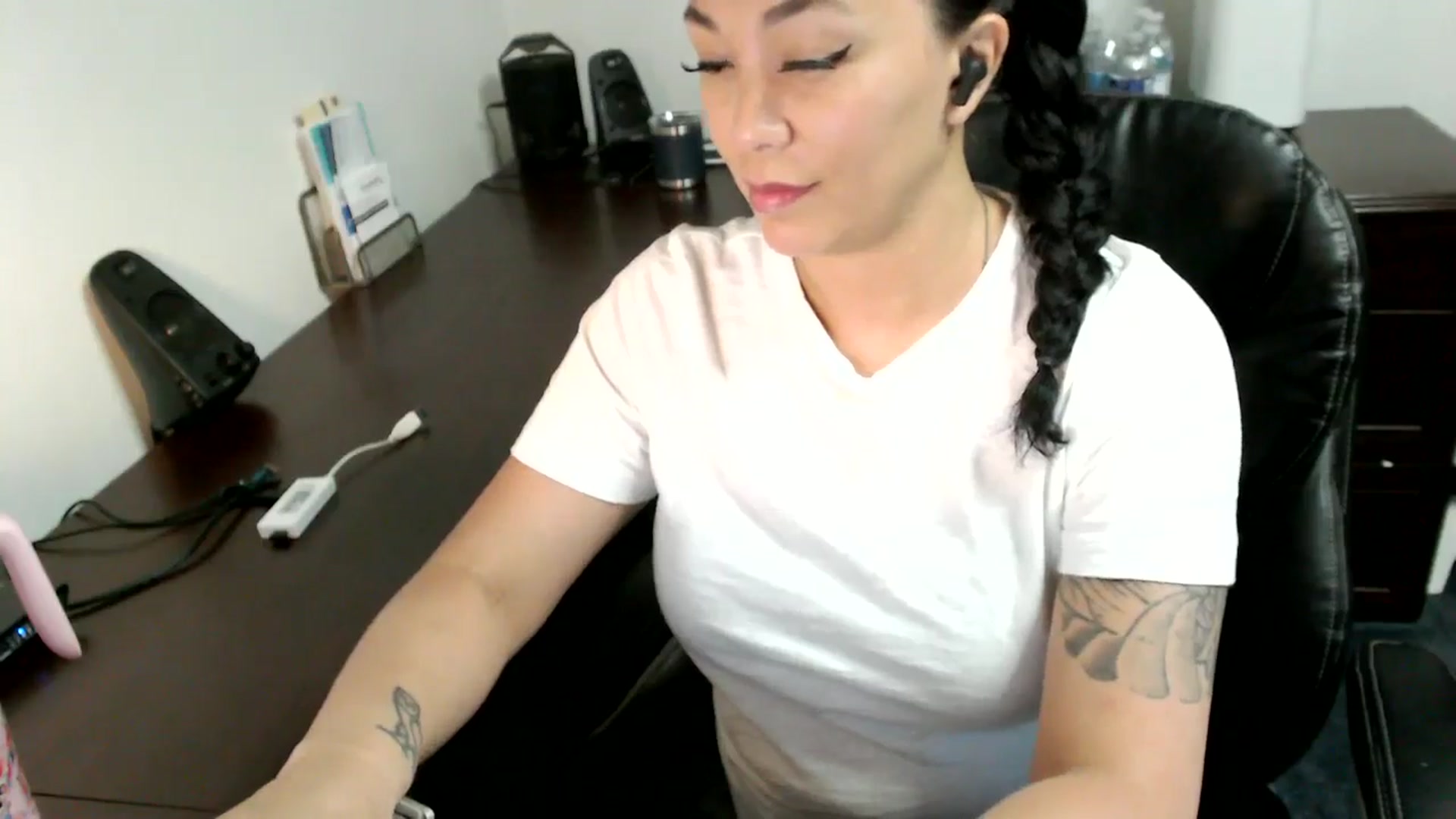 Gallery image thumbnail from MickaylaMoon's myfreecams stream on, 07/01/2024, 14:38 image 14 of 20
