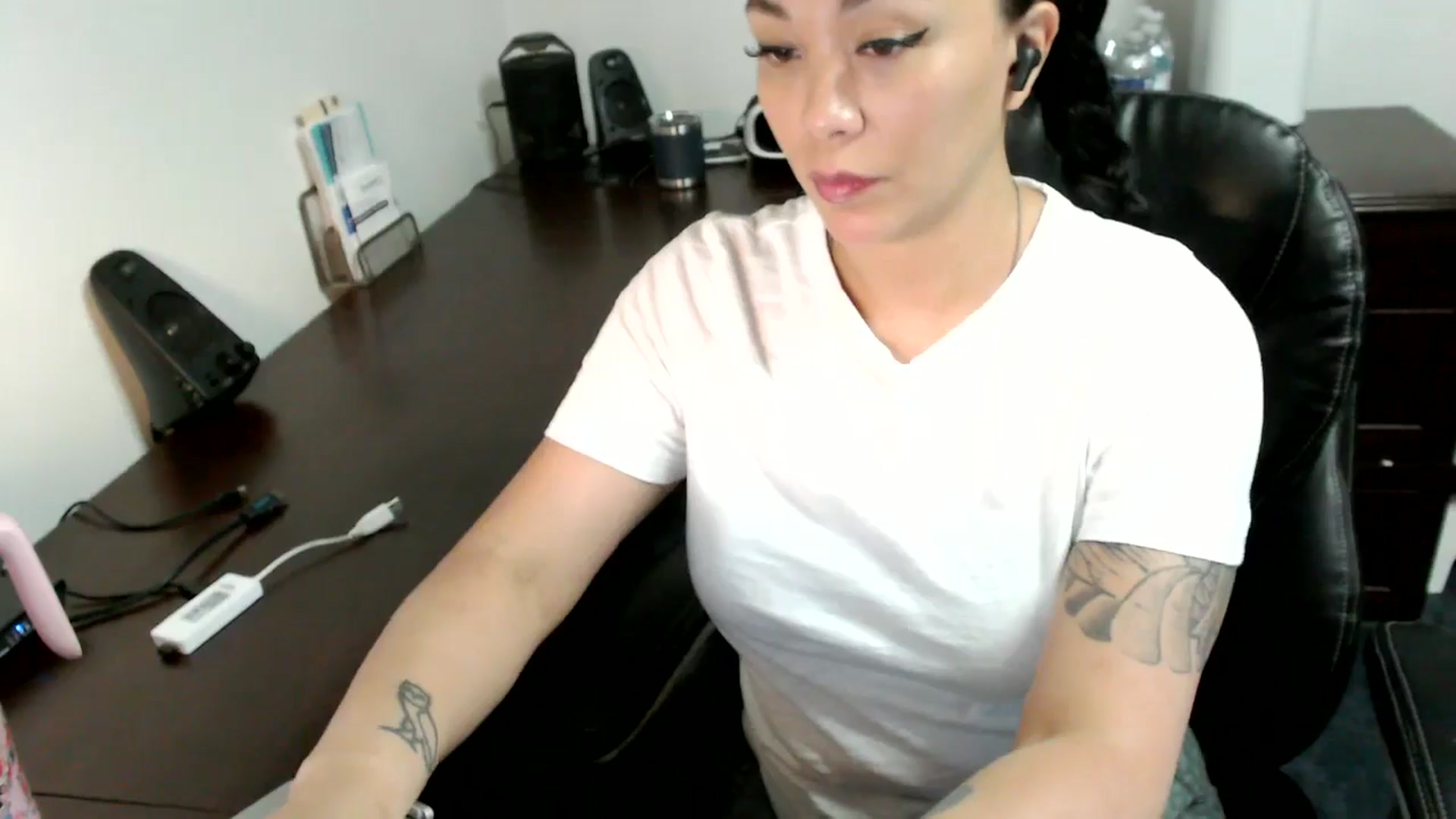 Gallery image thumbnail from MickaylaMoon's myfreecams stream on, 07/01/2024, 14:38 image 13 of 20