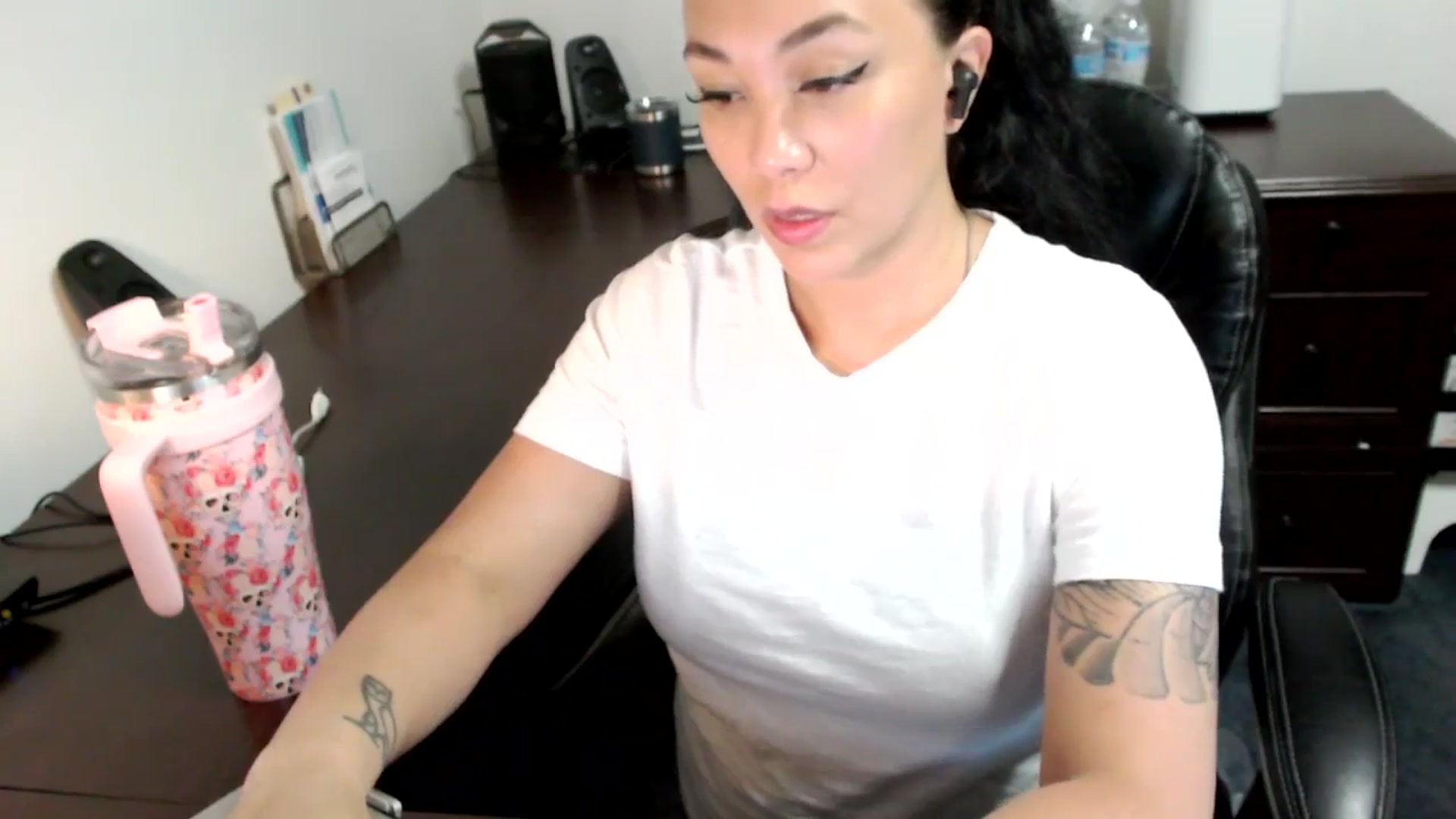 Gallery image thumbnail from MickaylaMoon's myfreecams stream on, 07/01/2024, 19:02 image 15 of 20