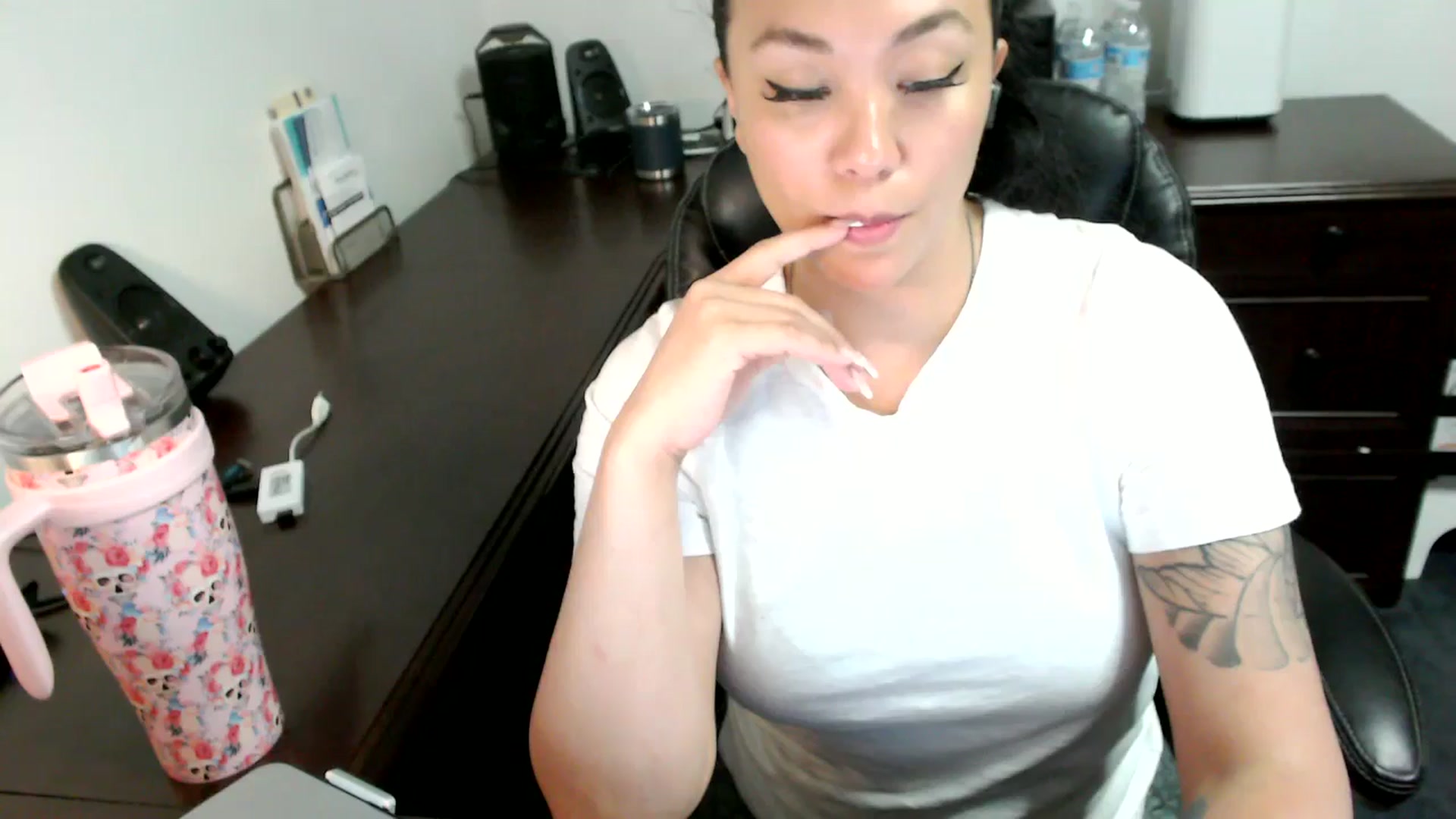 Gallery image thumbnail from MickaylaMoon's myfreecams stream on, 07/01/2024, 19:02 image 19 of 20