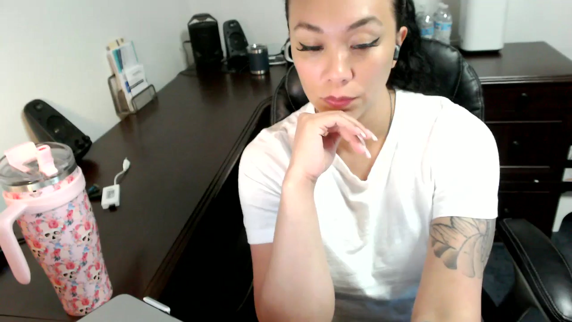 Gallery image thumbnail from MickaylaMoon's myfreecams stream on, 07/01/2024, 19:34 image 15 of 20