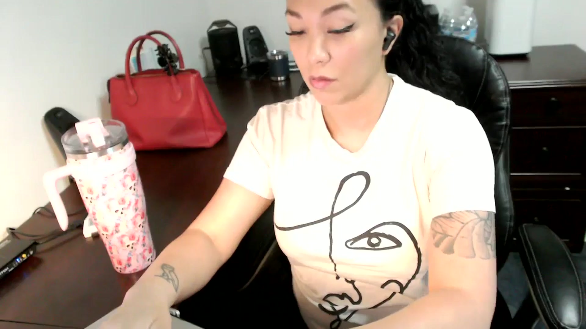 Gallery image thumbnail from MickaylaMoon's myfreecams stream on, 07/03/2024, 15:01 image 2 of 20