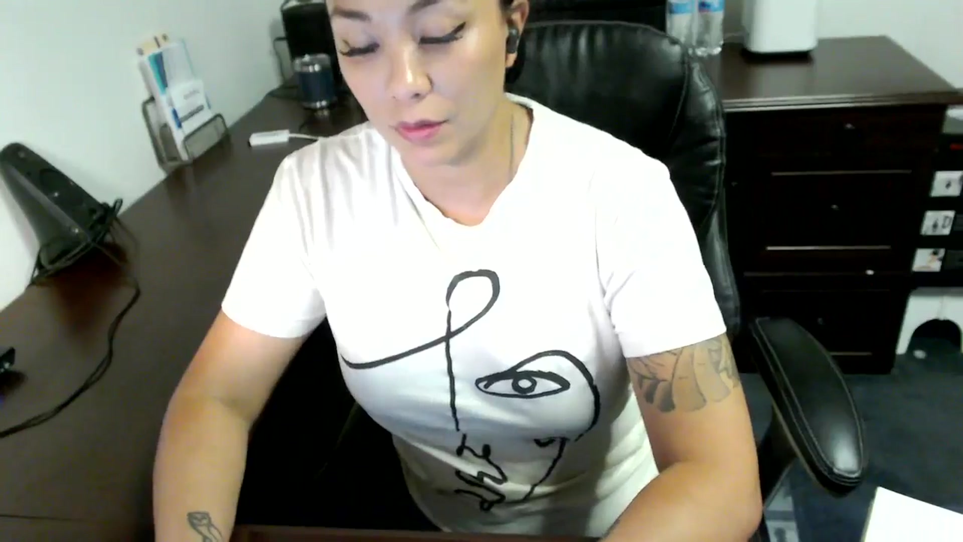 Gallery image thumbnail from MickaylaMoon's myfreecams stream on, 07/08/2024, 18:00 image 16 of 20