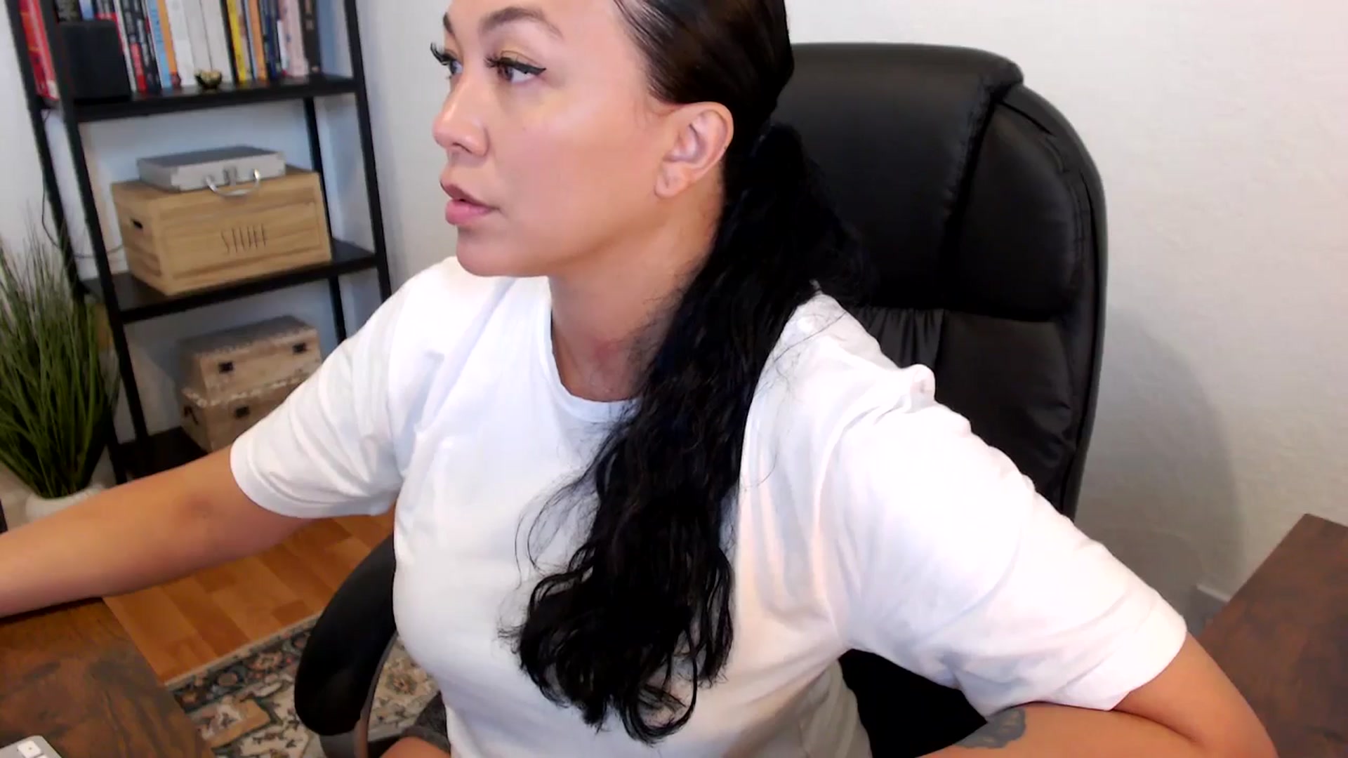 Gallery image thumbnail from MickaylaMoon's myfreecams stream on, 07/16/2024, 15:37 image 6 of 20