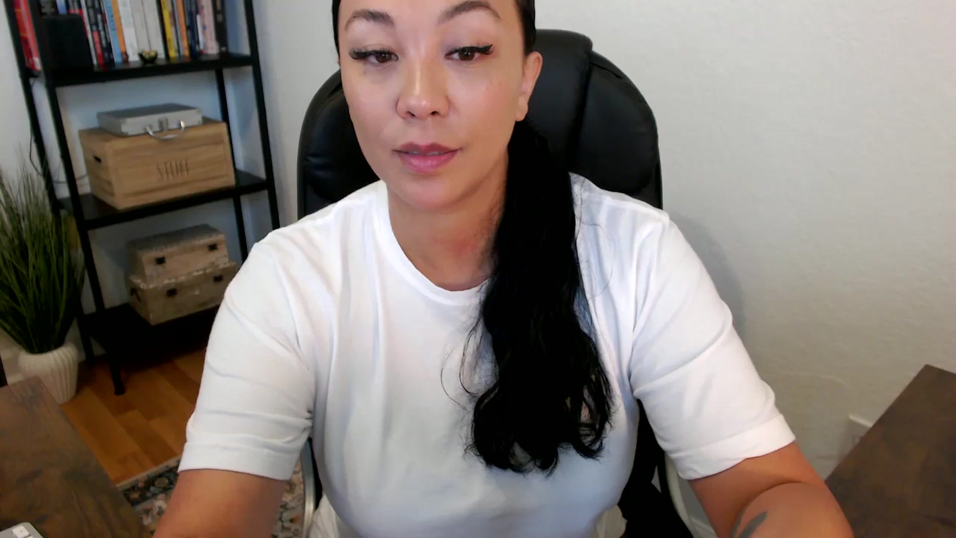 Gallery image thumbnail from MickaylaMoon's myfreecams stream on, 07/16/2024, 15:37 image 3 of 20