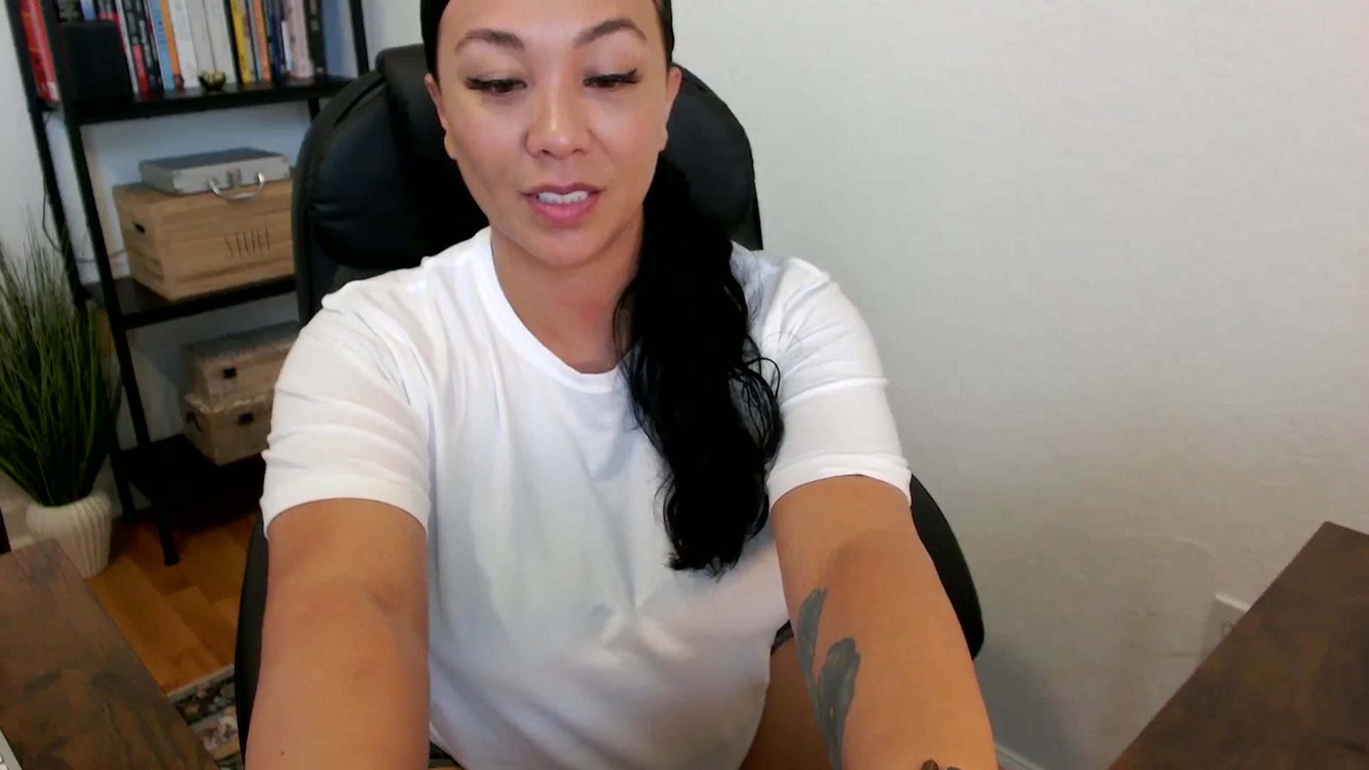 Gallery image thumbnail from MickaylaMoon's myfreecams stream on, 07/16/2024, 15:37 image 13 of 20