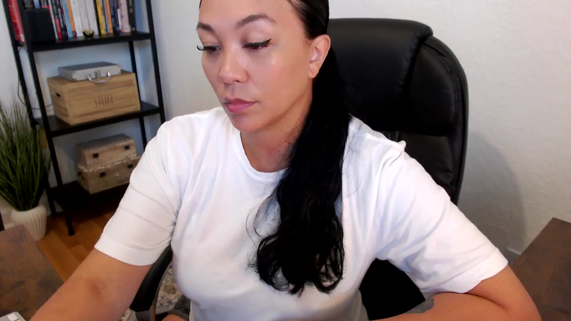 Gallery image thumbnail from MickaylaMoon's myfreecams stream on, 07/16/2024, 15:37 image 7 of 20